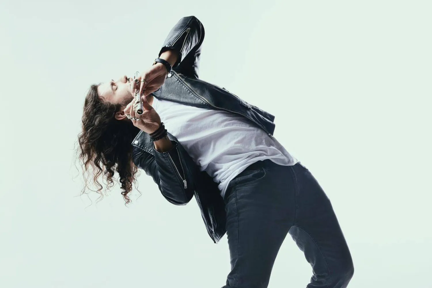 العزف في الخارج احتراف... وفي الوطن دفء وصدق (دانيال الهيبي)