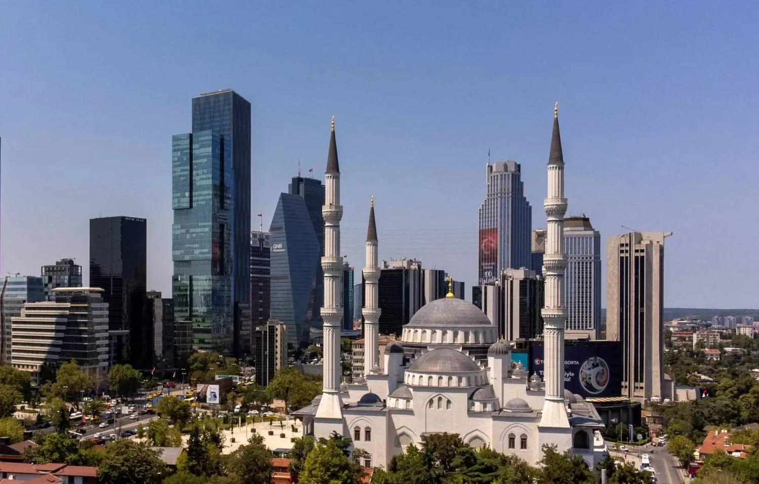 جانب من مدينة إسطنبول التركية يظهر الحي المالي (رويترز)