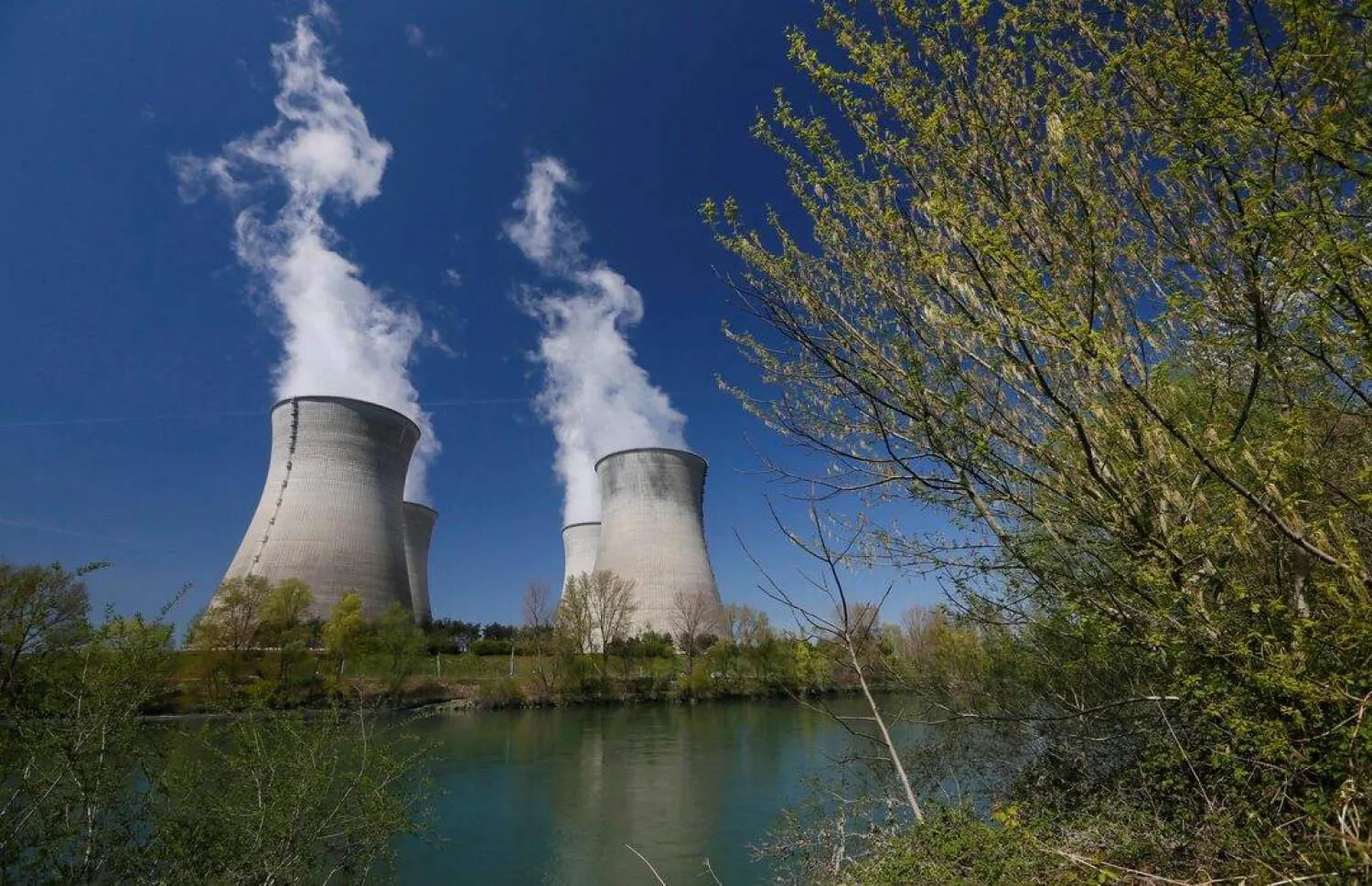 Steam rises from the cooling towers of the Electricite de France nuclear power station of Le Bugey in Saint-Vulbas near Lyon, April 13, 2015. REUTERS/Robert Pratta/File Photo 