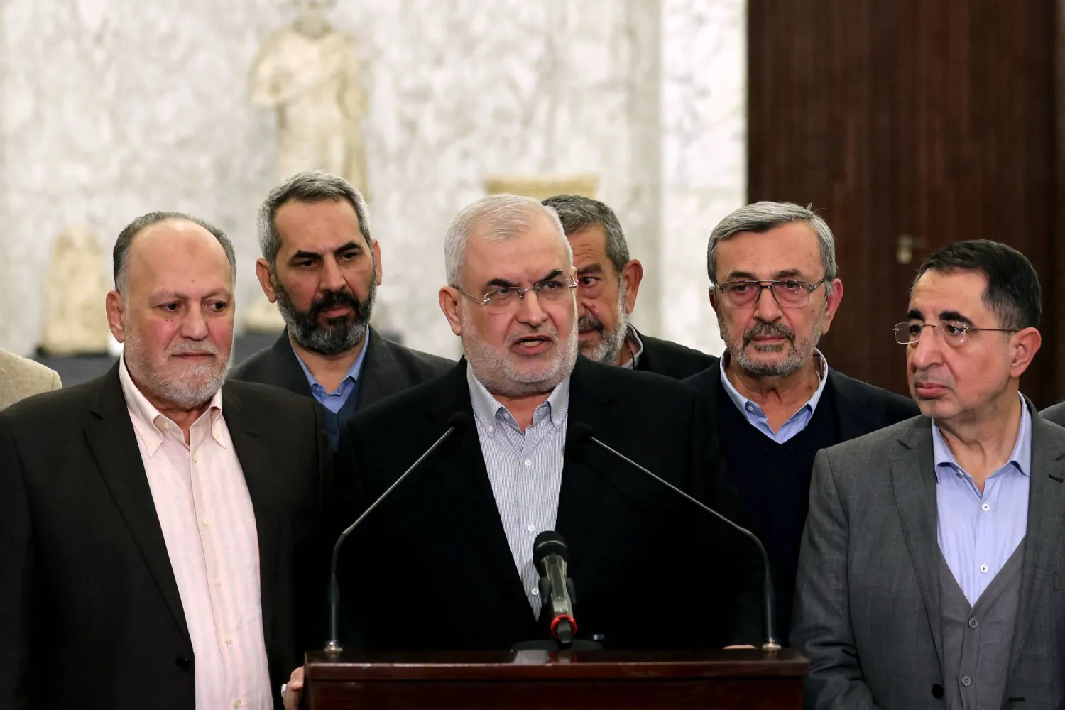 رئيس كتلة «حزب الله» النائب محمد رعد يلقي كلمة في القصر الجمهوري بعد لقاء سابق مع الرئيس جوزيف عون (أ.ف.ب)