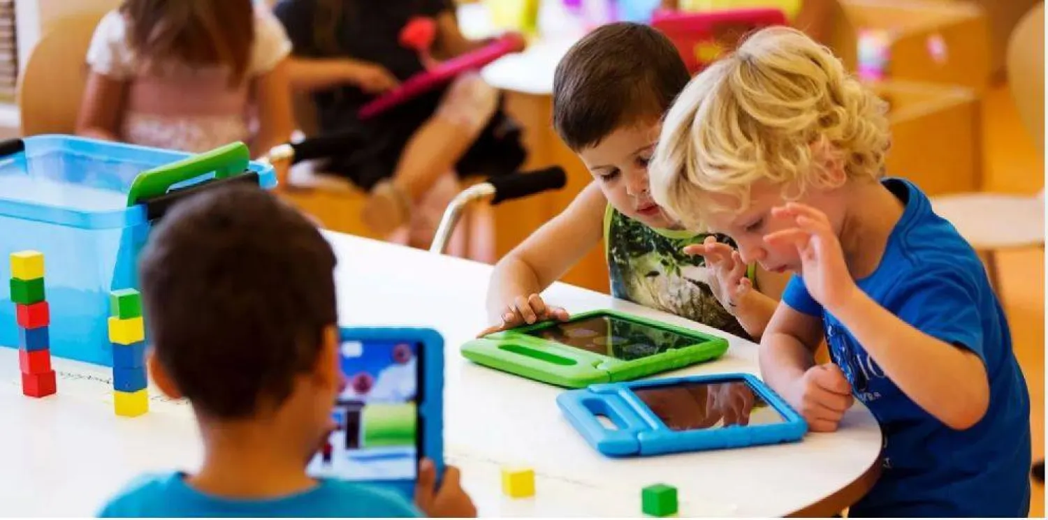 أطفال يقضون وقتاً أمام الشاشات (أرشيفية- رويترز)