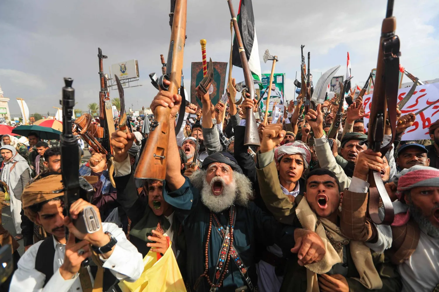 حشد من أتباع الحوثيين في صنعاء يرددون هتافات الجماعة وشعاراتها (أ.ف.ب)