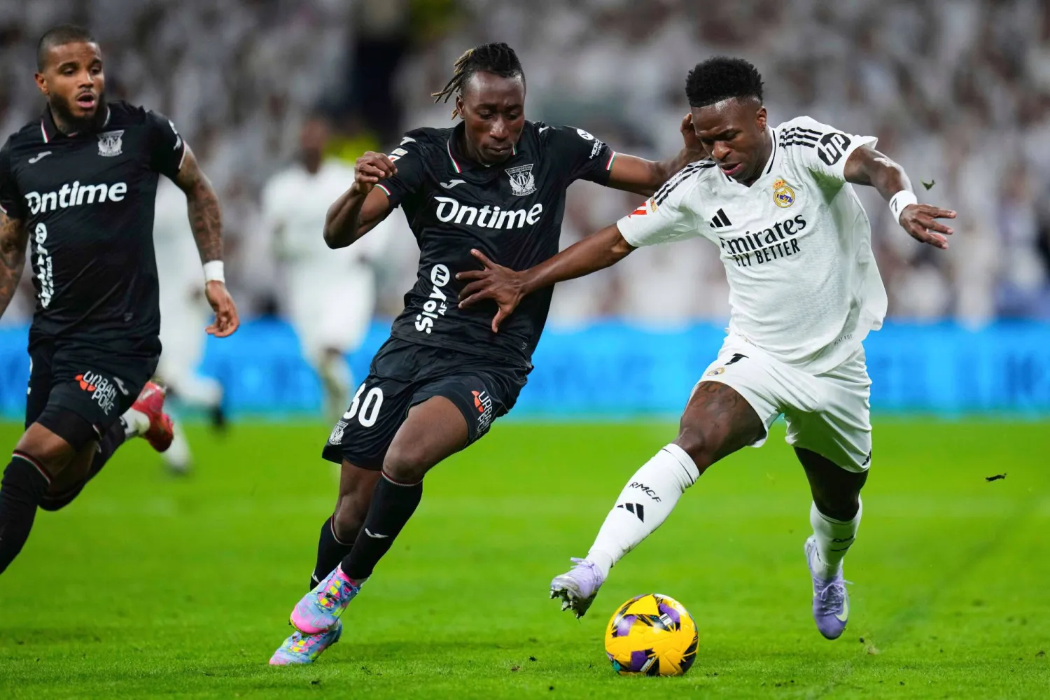 فينيسيوس جونيور (يمين) ينتظر بداية جديدة مع ريال مدريد (أ.ب)