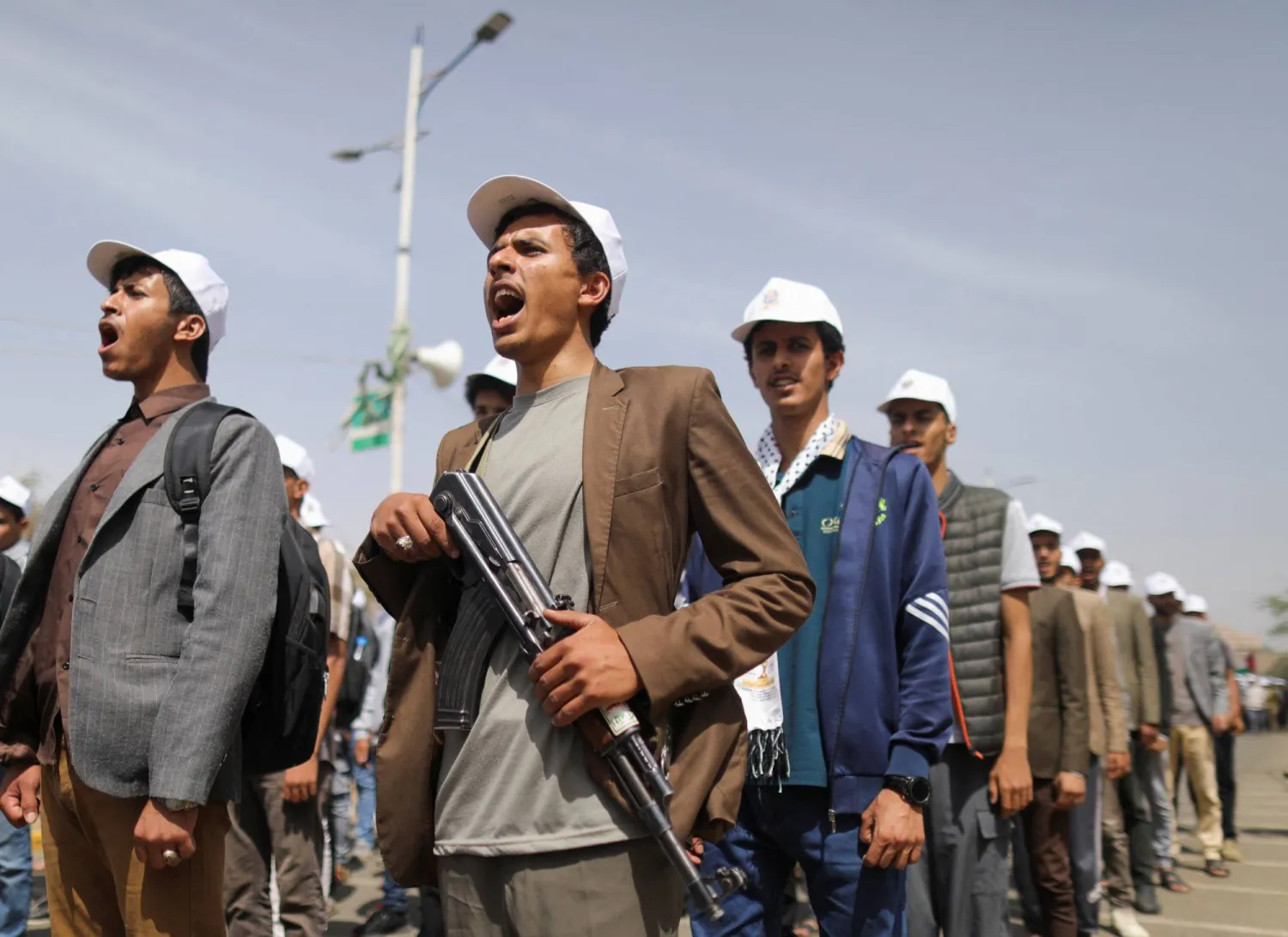 الجماعة الحوثية تكثف أعمال التدريب والتعبئة العسكرية الإجبارية في أوساط المدنيين (رويترز)