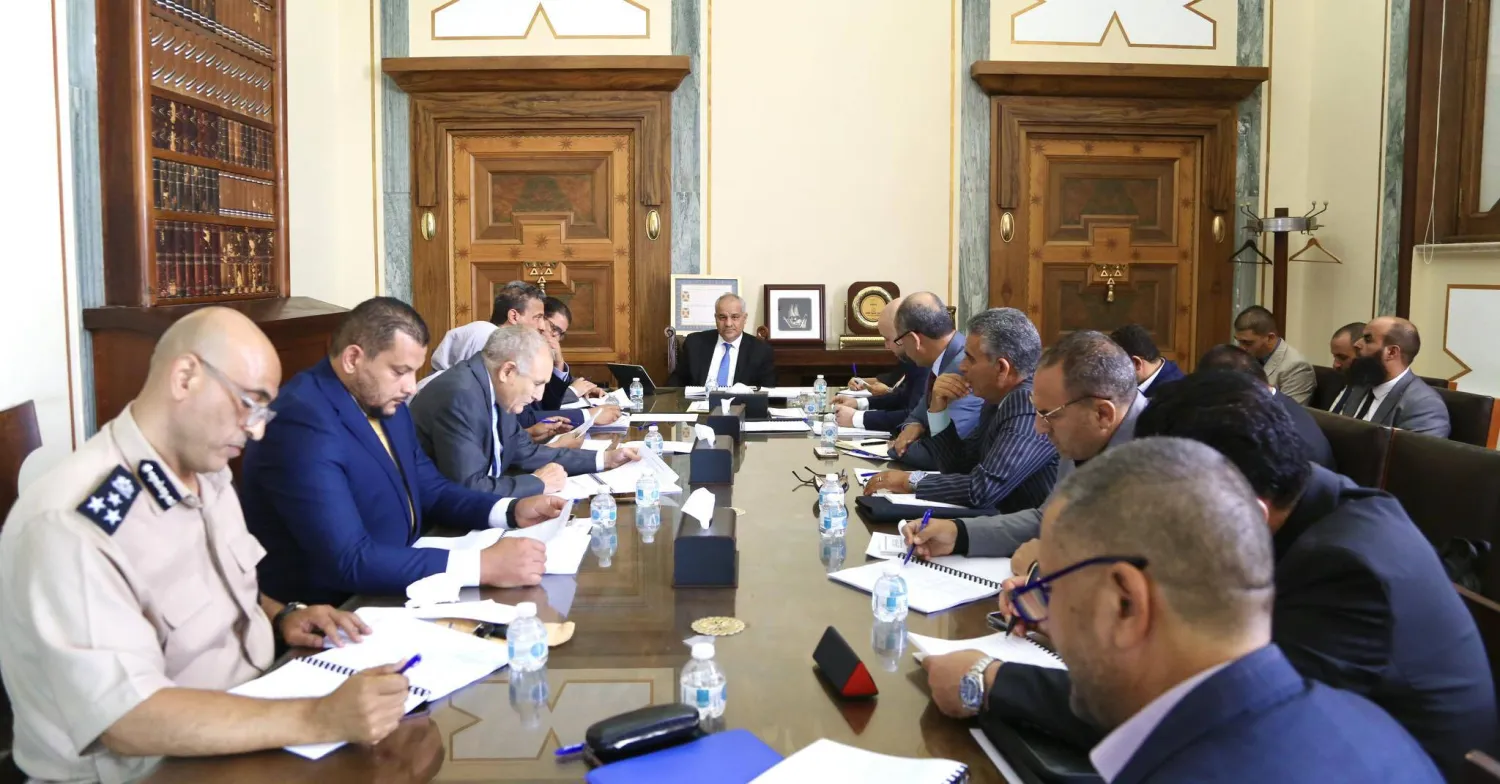 محافظ المصرف المركزي الليبي ناجي عيسى خلال اجتماع اللجنة الوطنية لمكافحة غسل الأموال الاثنين الماضي (المصرف المركزي)