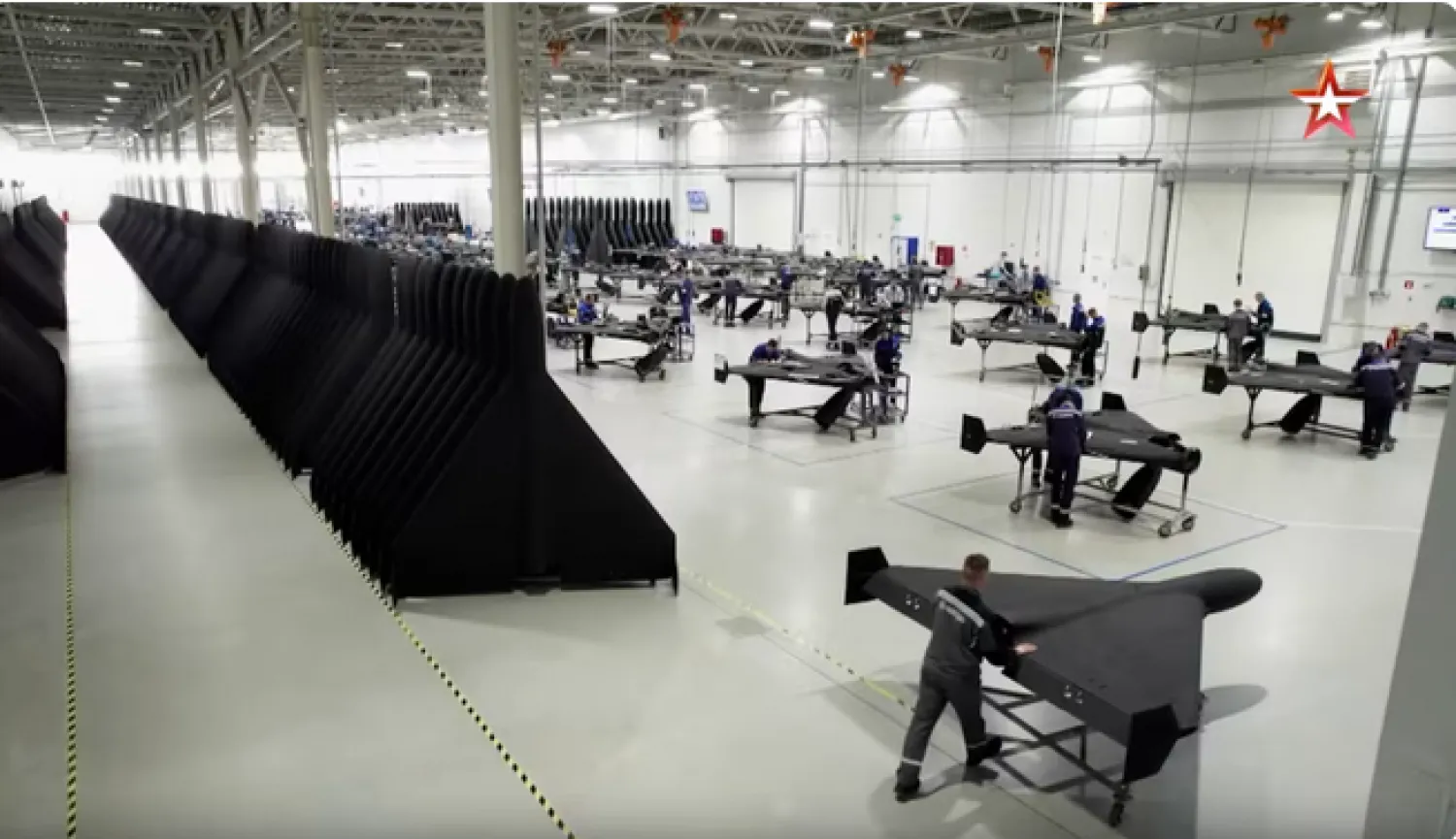 لقطة شاشة مأخوذة من فيلم وثائقي روسي من داخل مصنع الطائرات دون طيار في ألابوغا شرق موسكو (زفيزدا)