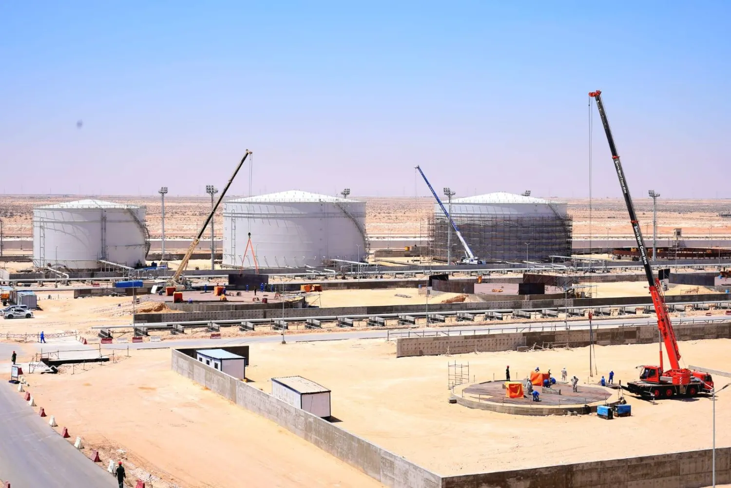 صهاريج لتخزين المواد البترولية بميناء الحمراء البترولي (وزارة البترول المصرية)