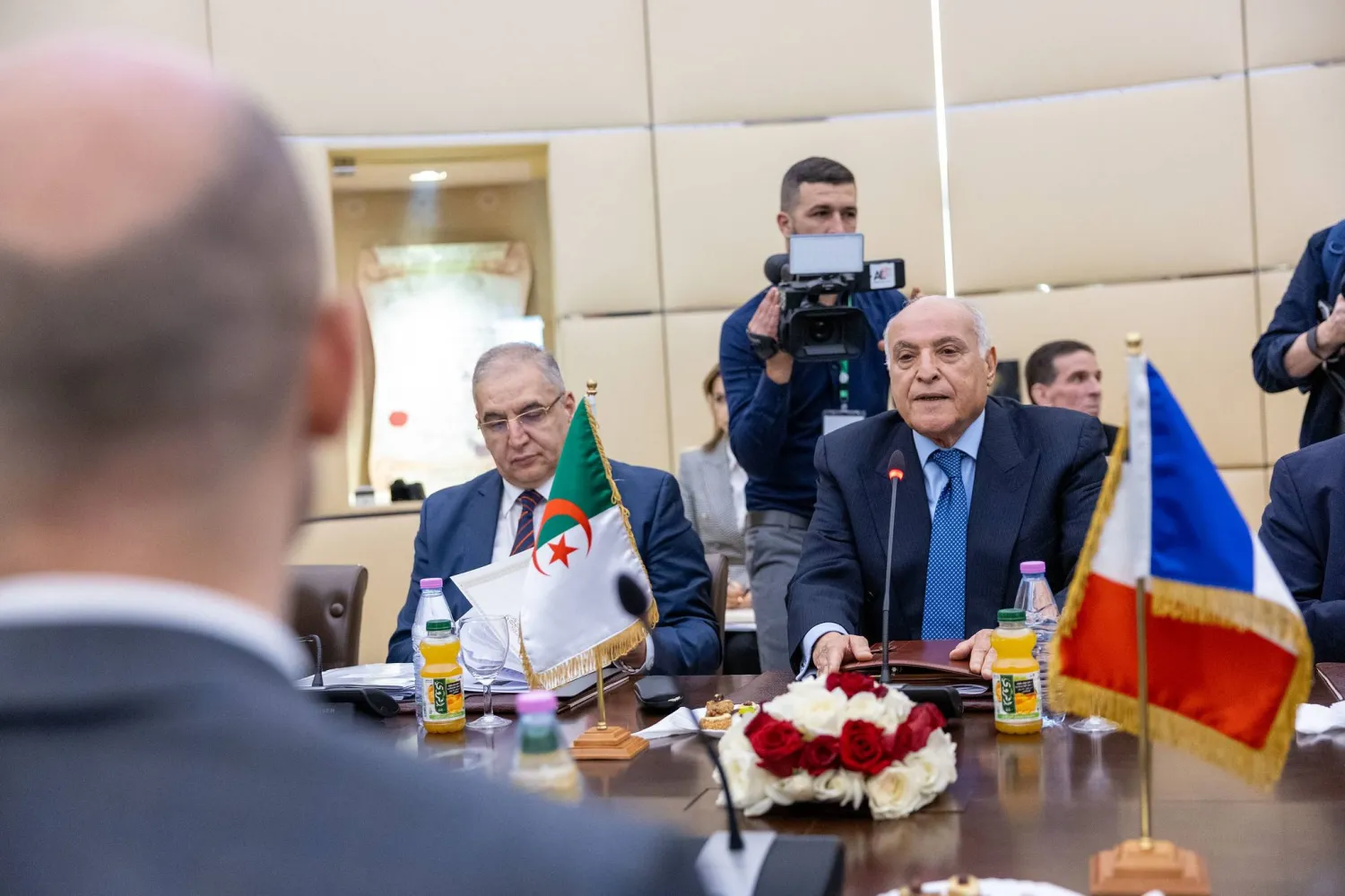 وزير خارجية الجزائر مع نظيره الفرنسي في 7 أبريل الماضي (السفارة الفرنسية بالجزائر)