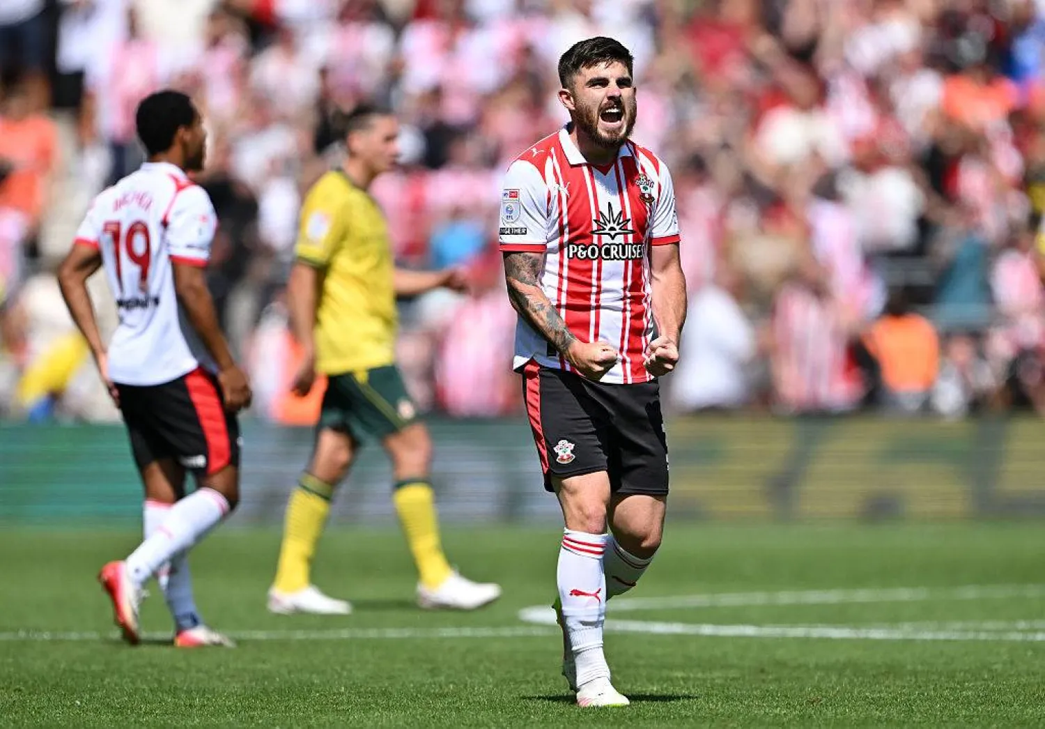 رايان مانينغ يحتفل بهدفه في مرمى ريكسهام (وسائل إعلام بريطانية)