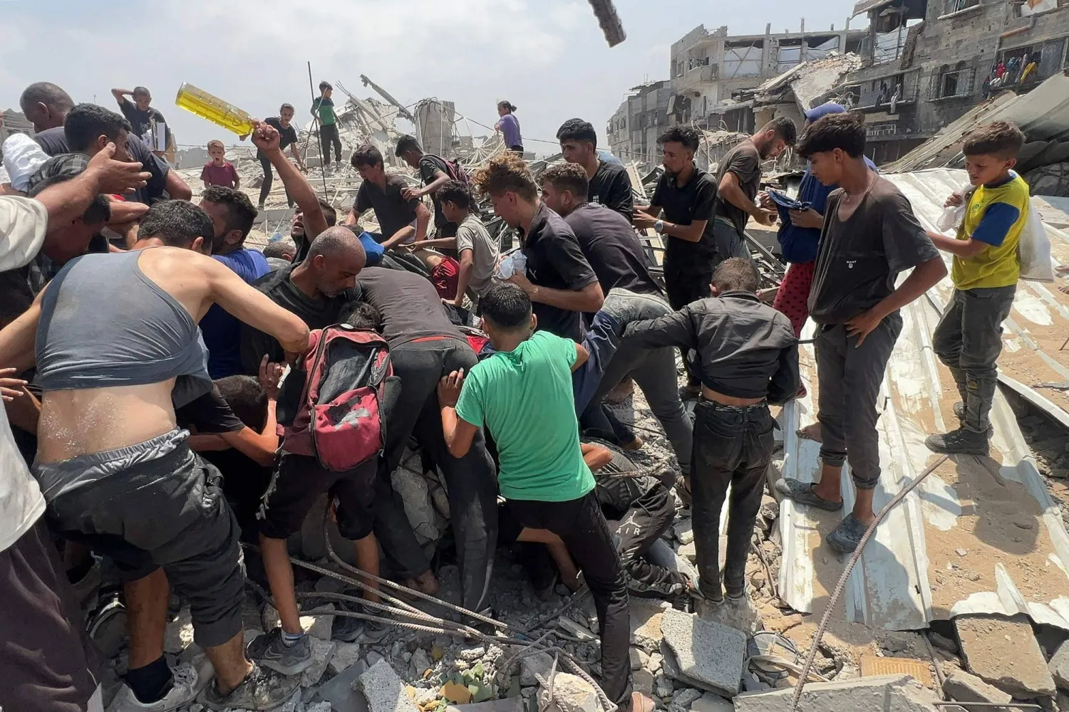 فلسطينيون يتزاحمون على حزمة مساعدات ألقتها طائرة عسكرية فوق جباليا في شمال قطاع غزة (أ.ف.ب)