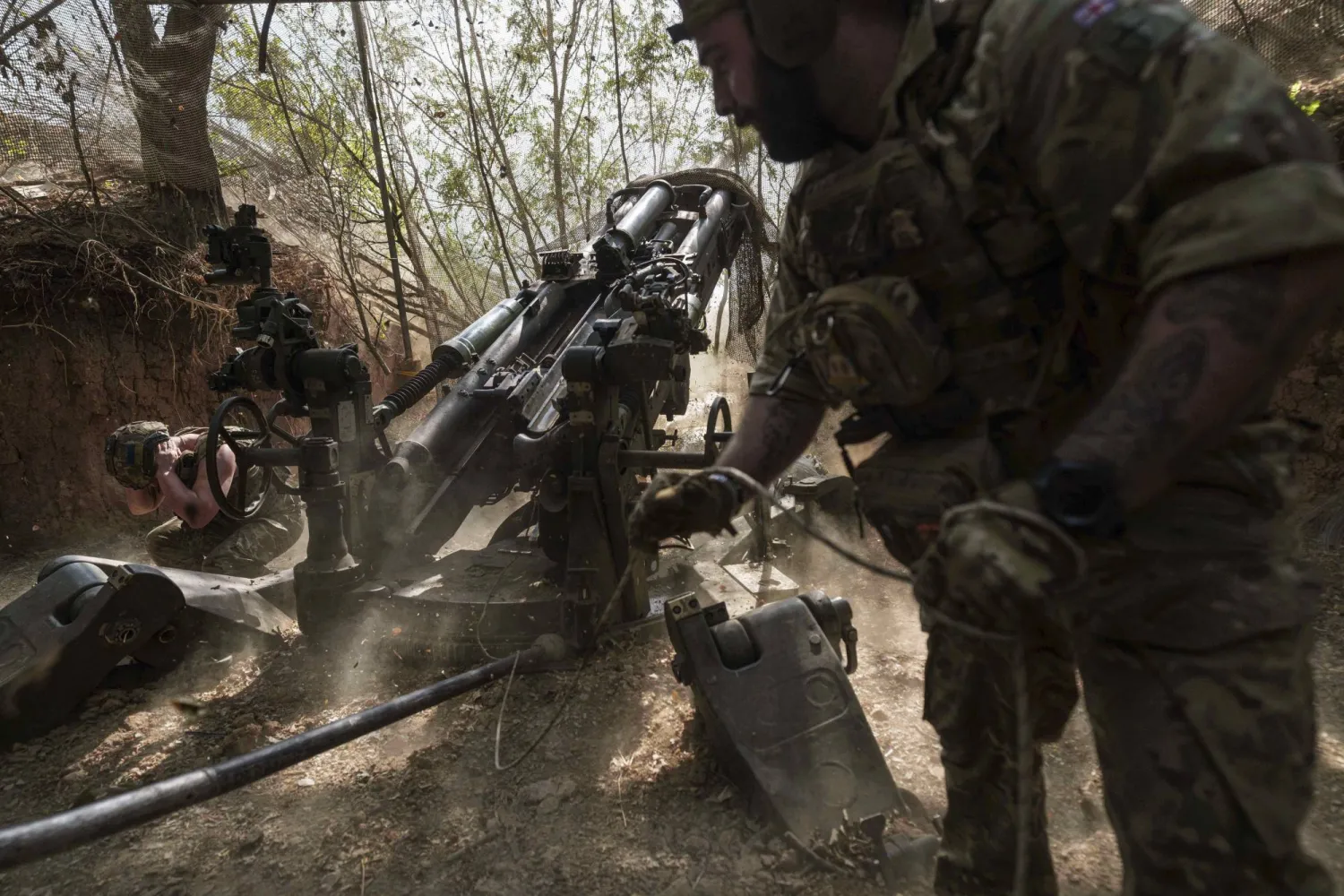 جنود أوكرانيون يطلقون النار من مدفع «هاوتزر» باتجاه مواقع روسية على خط المواجهة في منطقة زابوريجيا الأوكرانية (أ.ب)