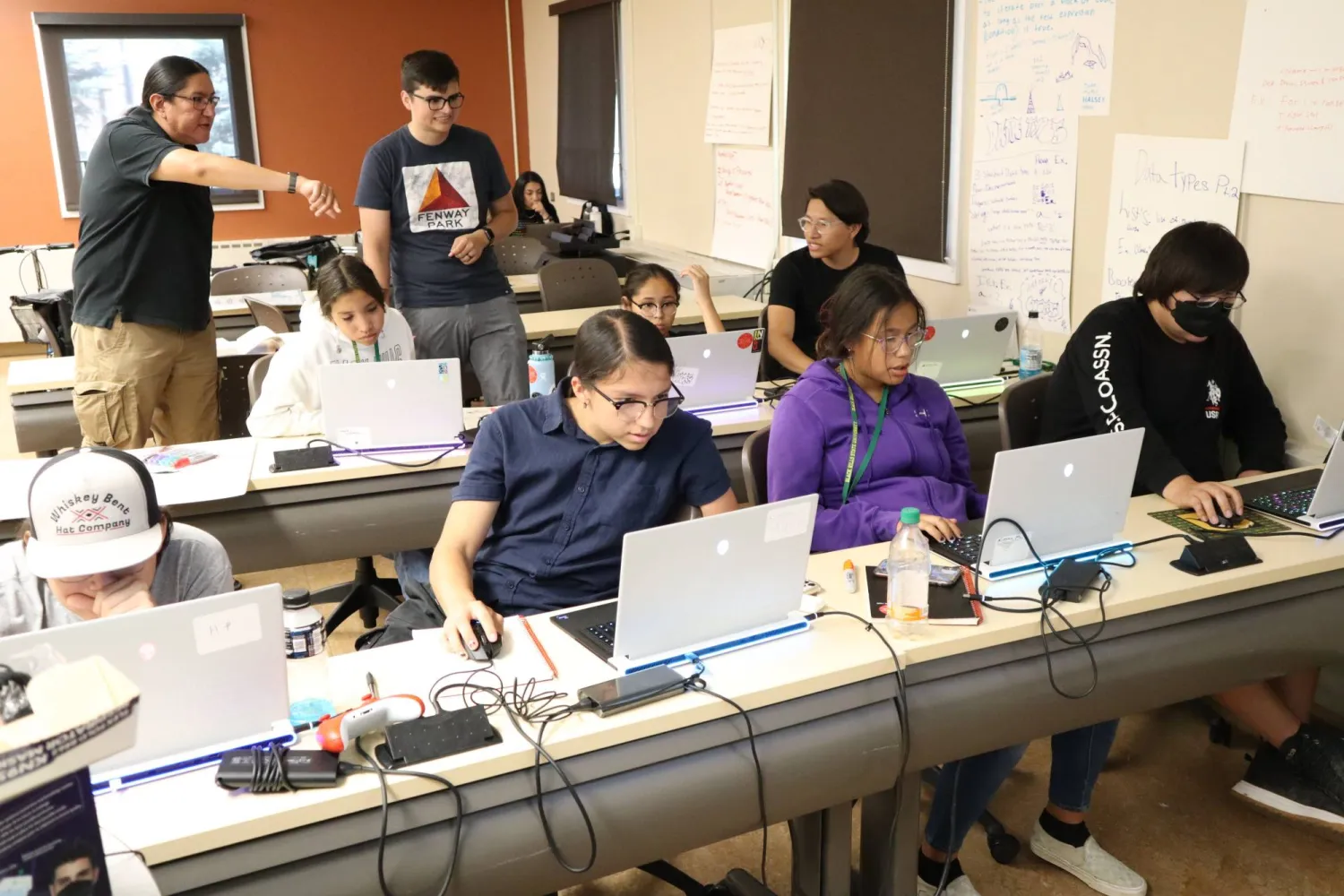 معسكر لاكوتا للذكاء الاصطناعي علم شباناً من السكان الأصليين كيف يصنعون أدوات ذكاء اصطناعي بلغتهم ولثقافتهم