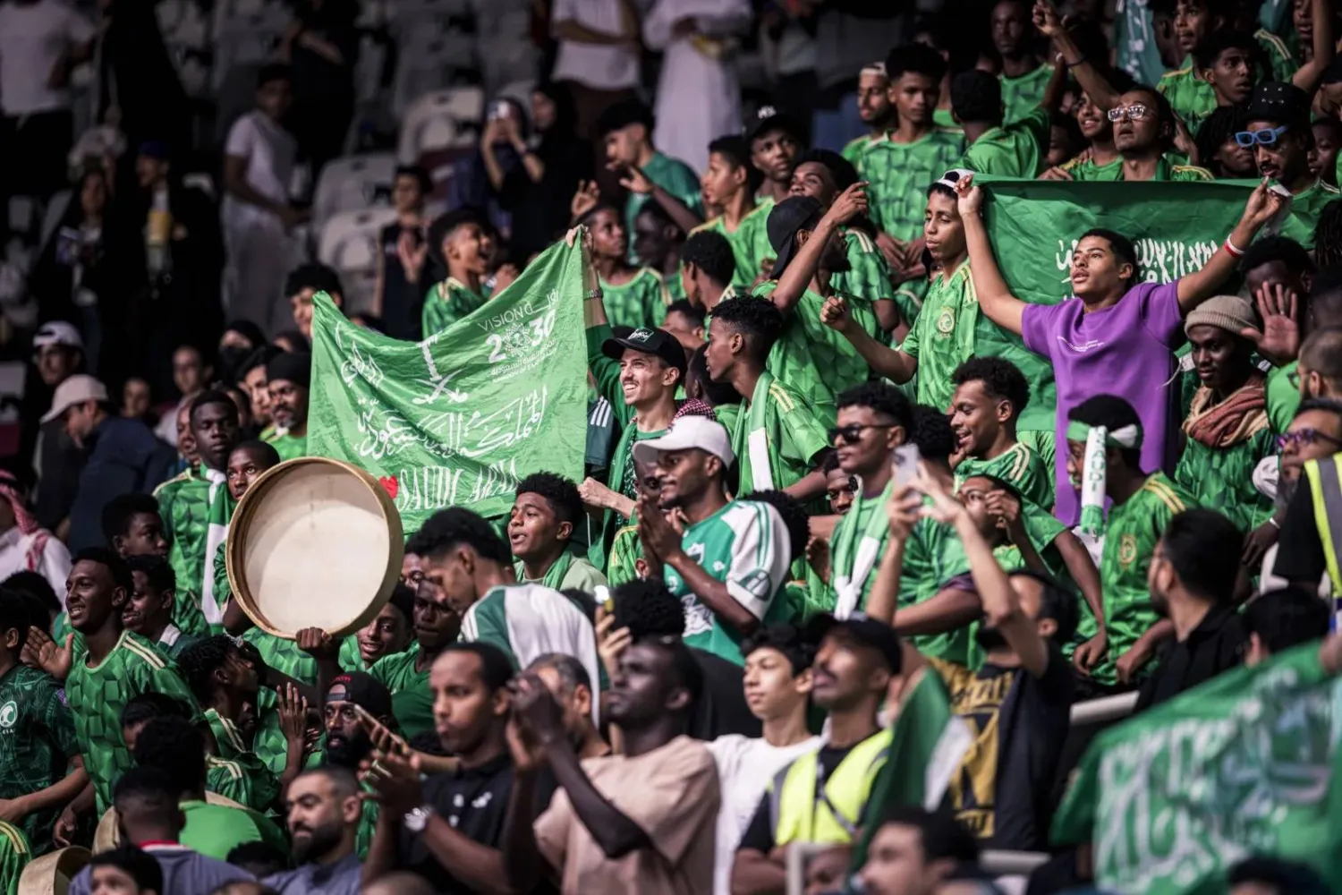 جماهير سعودية حضرت لمساندة منتخب السلة (الشرق الأوسط)