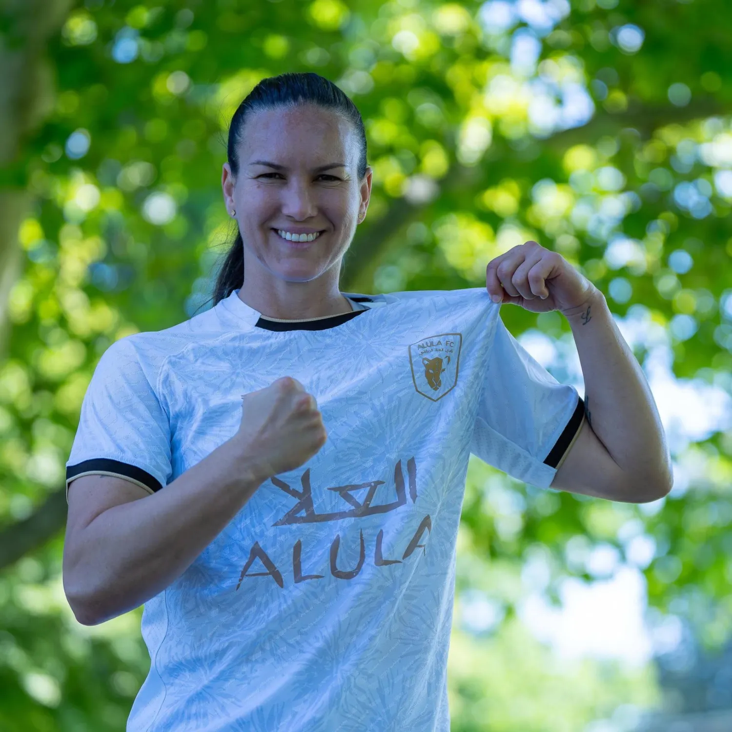 الحارسة البرازيلية بقميص العلا (الشرق الأوسط)