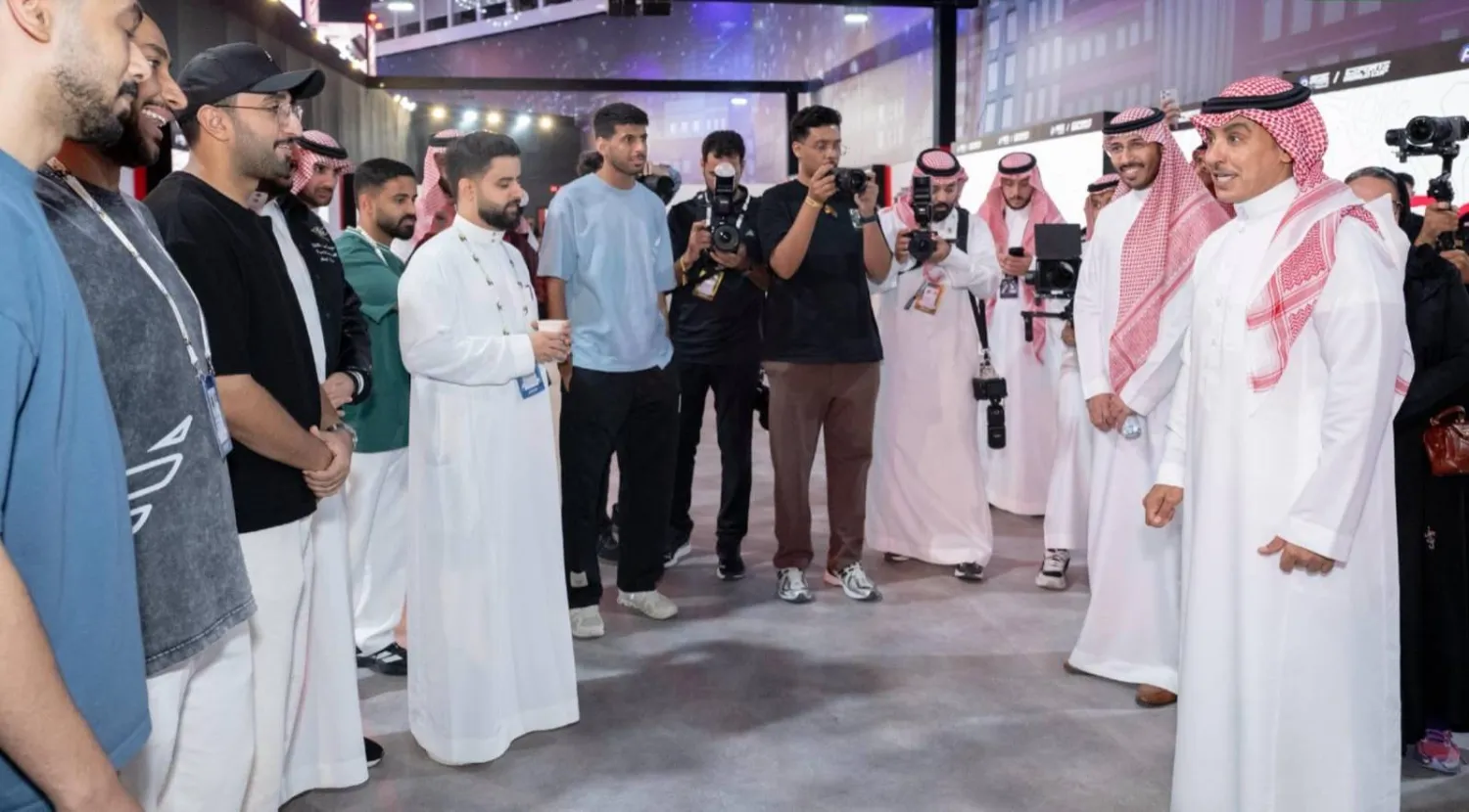 وزير الإعلام السعودي لدى لقاءه الإعلاميين المشاركين في تغطية الحدث (الشرق الأوسط)