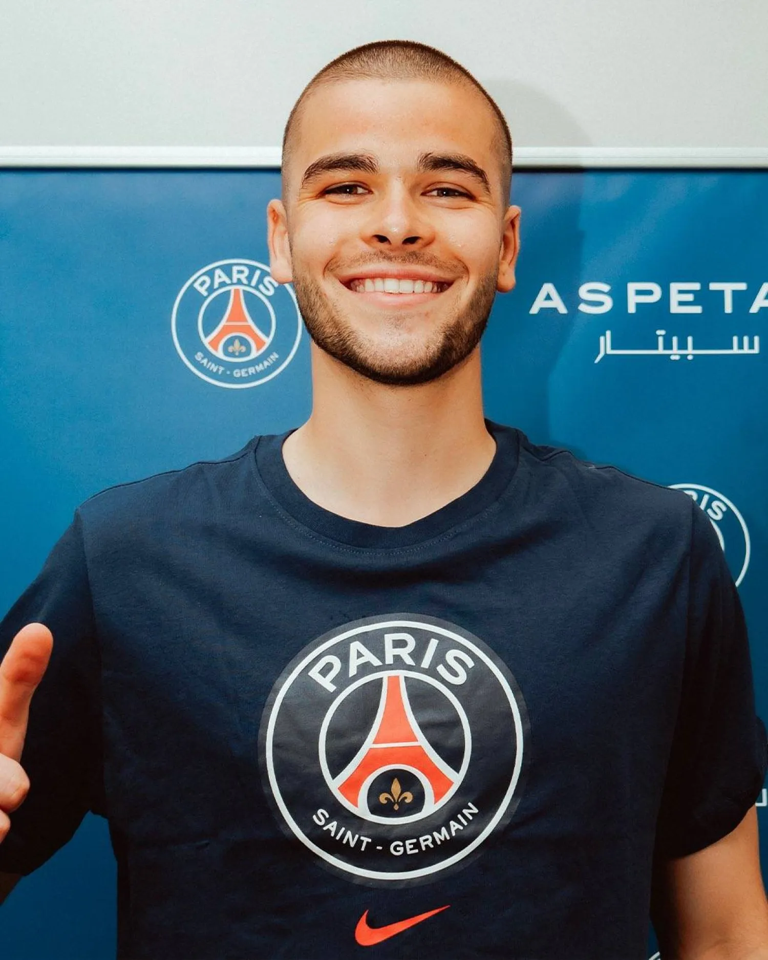 شوفالييه بقميص سان جيرمان (موقع النادي)