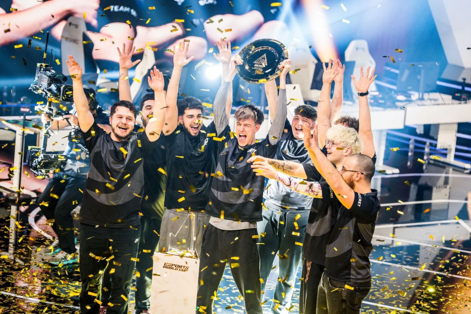 أعضاء فريق تيم سيكرت لحظة تتويجهم باللقب (الشرق الأوسط)