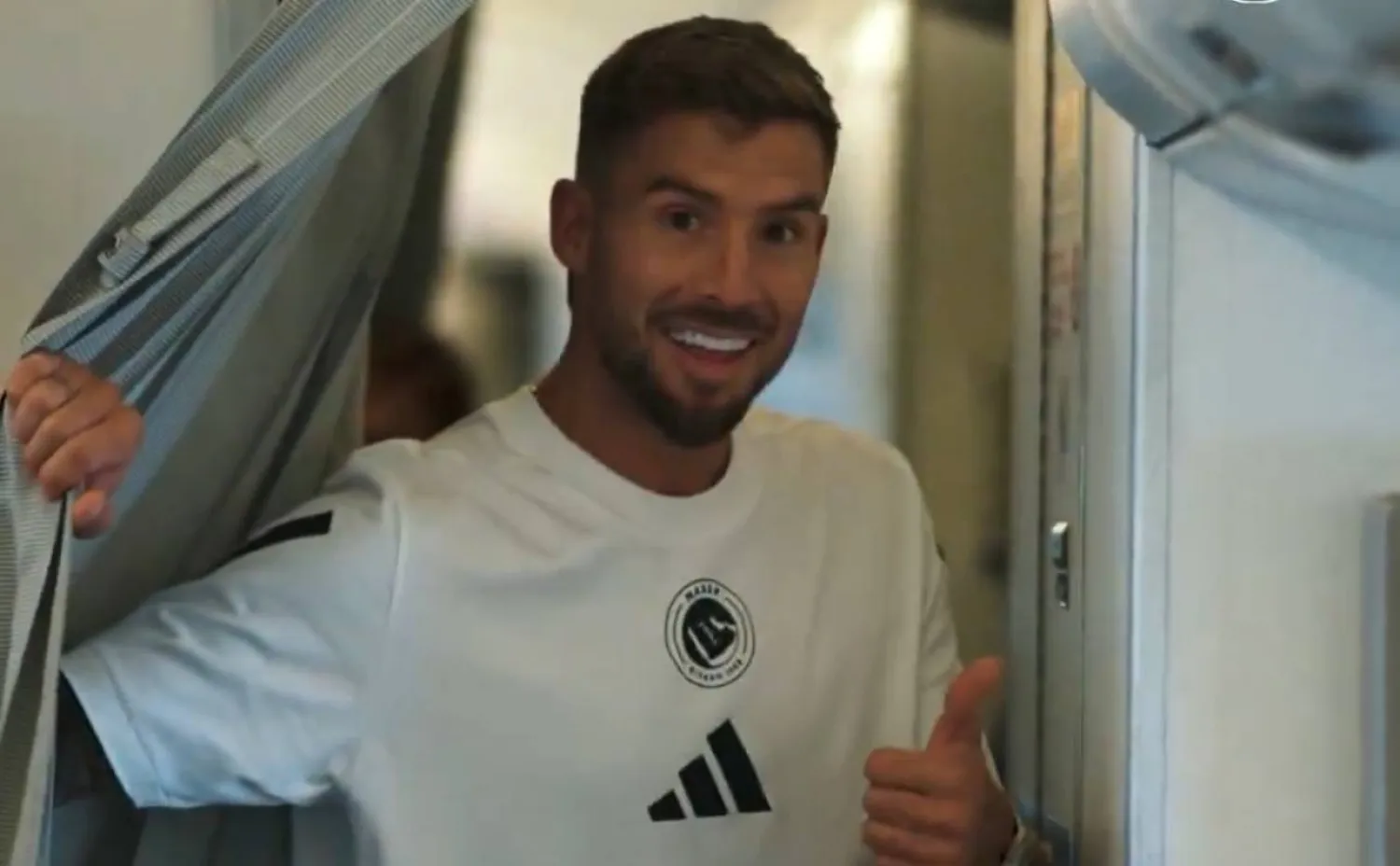 مارتينيز يظهر في الرحلة التي تقل الفريق نحو مدينة ألميريا الإسبانية (نادي النصر) 