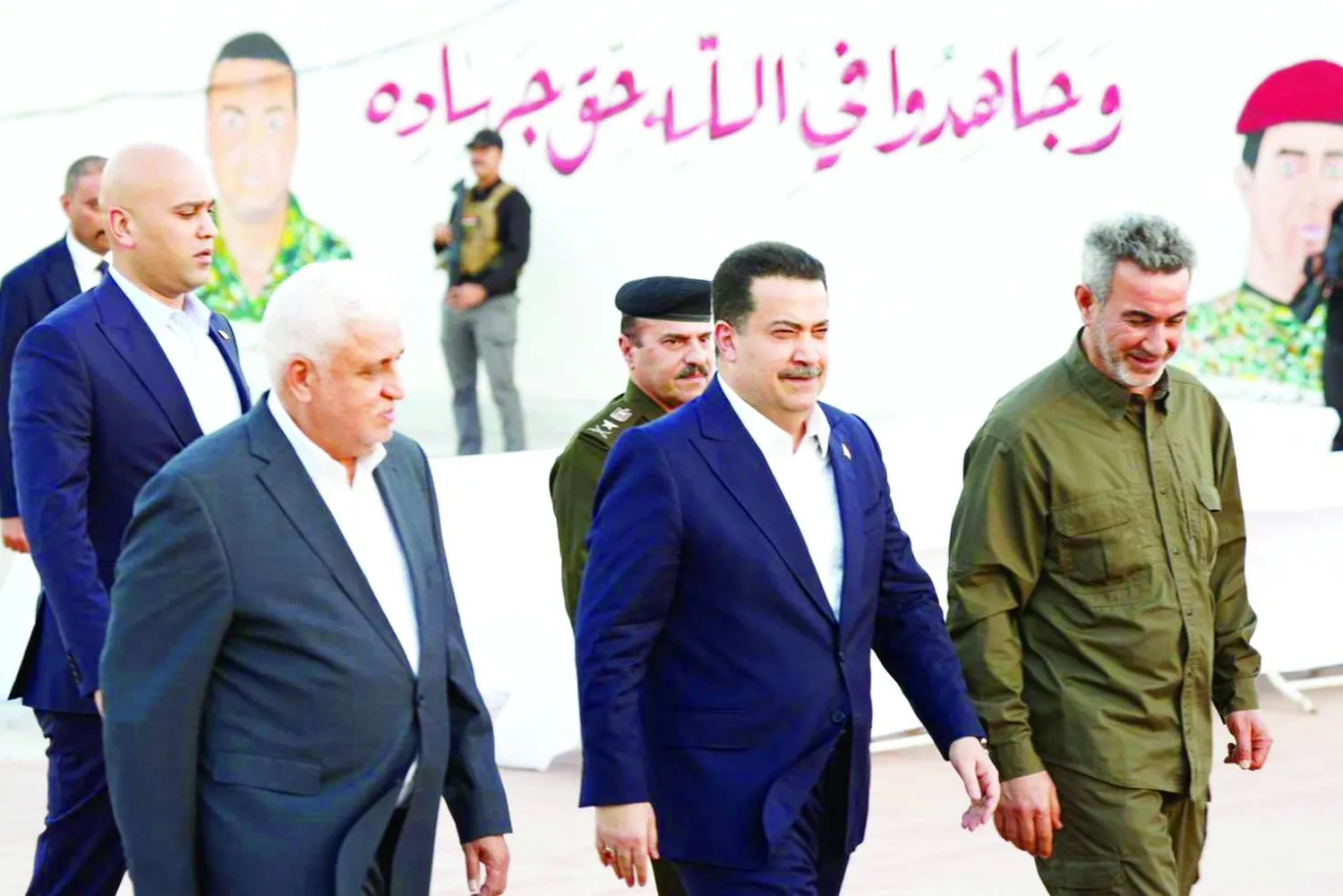 رئيس الوزراء العراقي محمد شياع السوداني يتوسّط رئيس «الحشد الشعبي» فالح الفياض ورئيس أركانه «أبو فدك» (أرشيفية - إعلام حكومي)