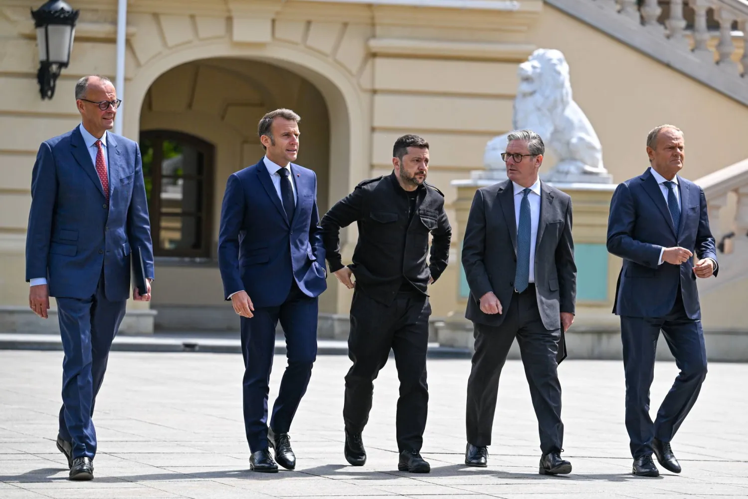 الرئيس ماكرون (الثاني من اليسار) في كييف وإلى جانبه الرئيس زيلينسكي ثم رئيس الوزراء البريطاني ستارمر ونظيره البولندي تاسك وإلى يمينه المستشار الألماني ميرتس خلال لقاء في كييف يوم 10 مايو 2025 (إ.ب.أ)