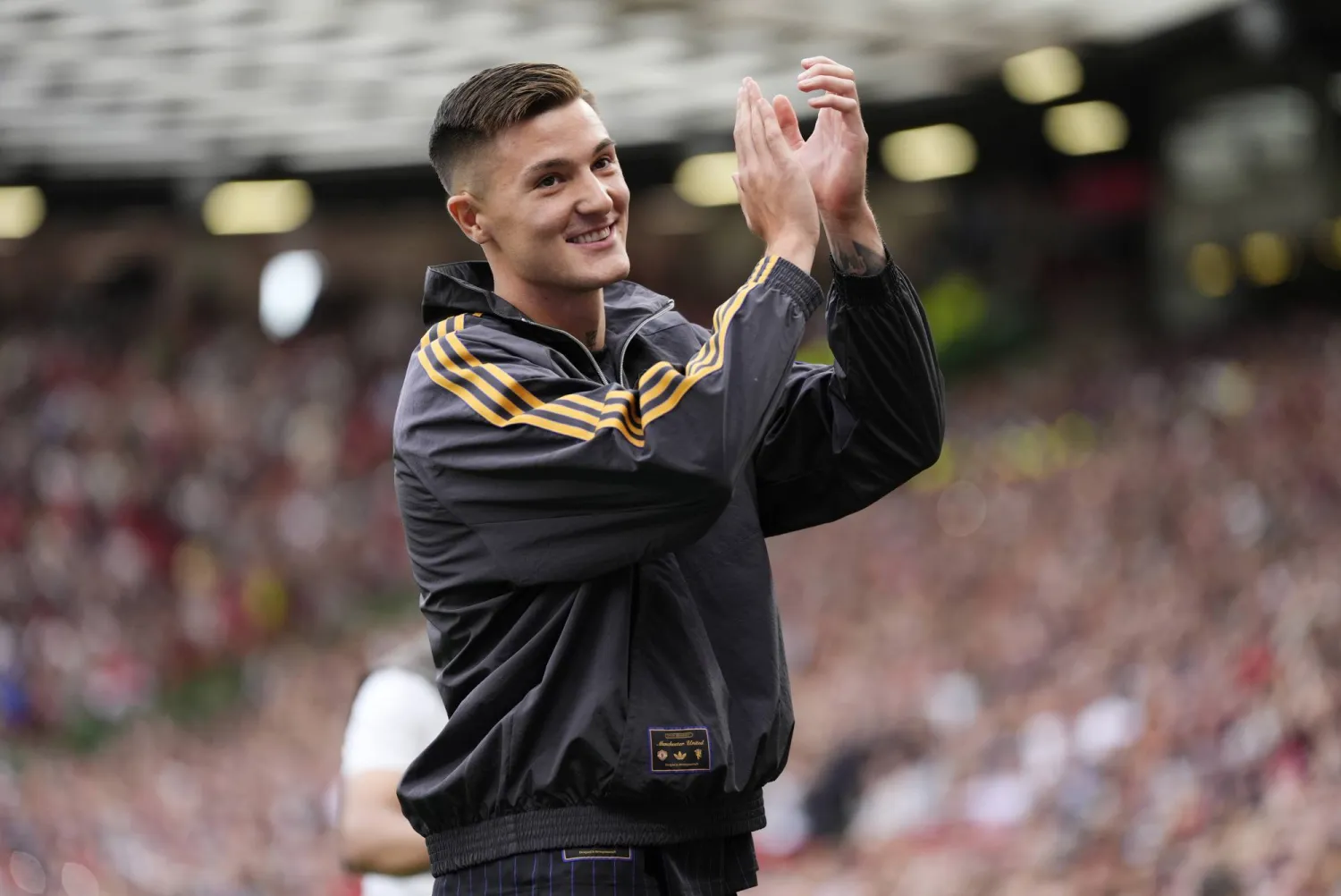 09 August 2025, United Kingdom, Manchester: Manchester United's Benjamin Sesko applauds the fans as he is introduced to the crowd before a pre-season friendly soccer match between Manchester United and Fiorentina at Old Trafford. Photo: Nick Potts/PA Wire/dpa