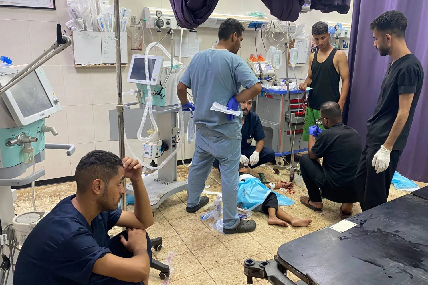 طفل فلسطيني يتلقى الرعاية الطبية في مجمع ناصر الطبي بخان يونس جنوب قطاع غزة (أ.ف.ب)