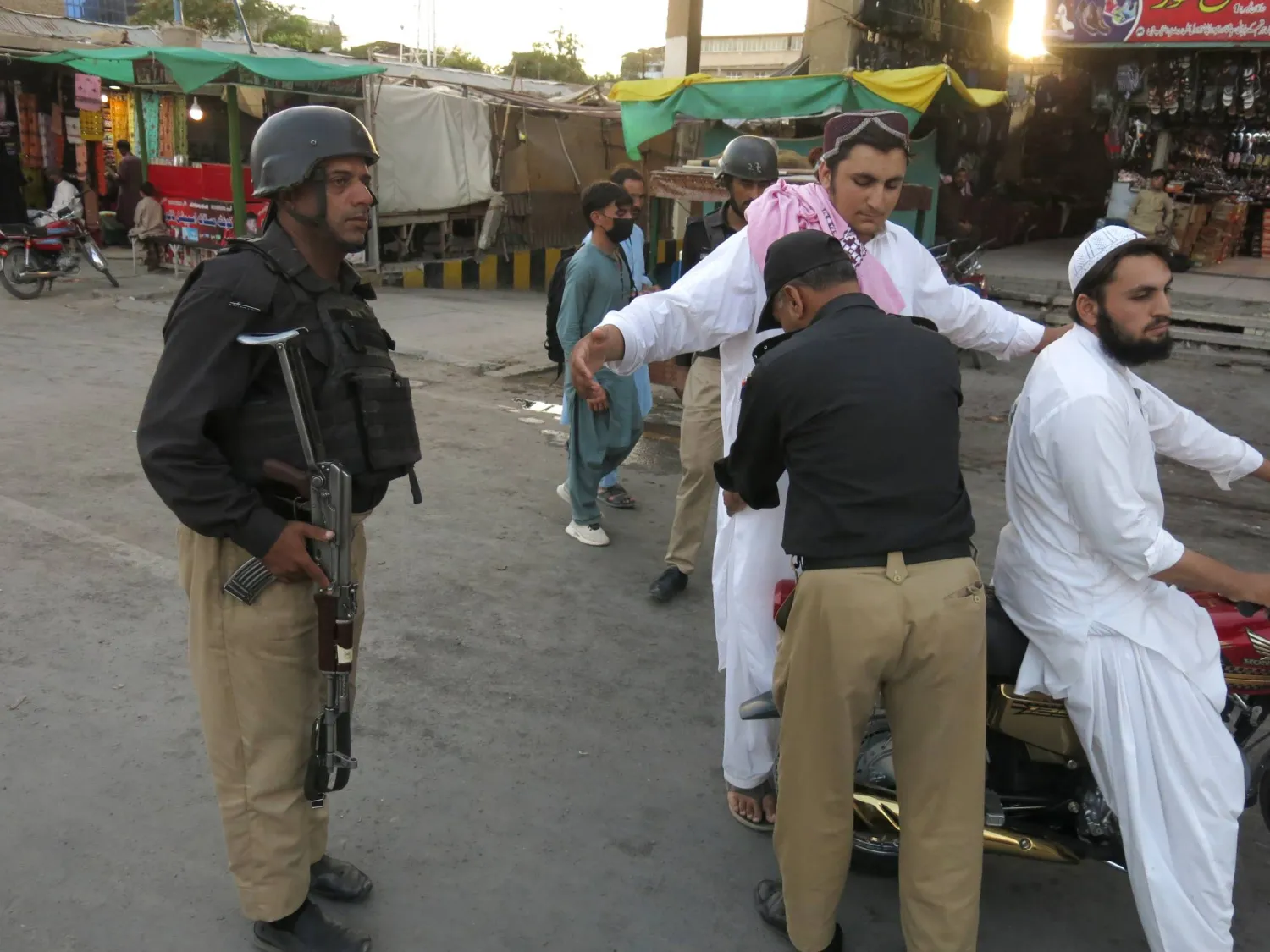مسؤولون أمنيون باكستانيون يفتشون رجلاً عند نقطة تفتيش في كويتا عاصمة إقليم بلوشستان المضطرب... 8 أغسطس وأوقفت السلطات خدمات الإنترنت تحسباً لأي عنف محتمل خلال عيد استقلال البلاد (إ.ب.أ)