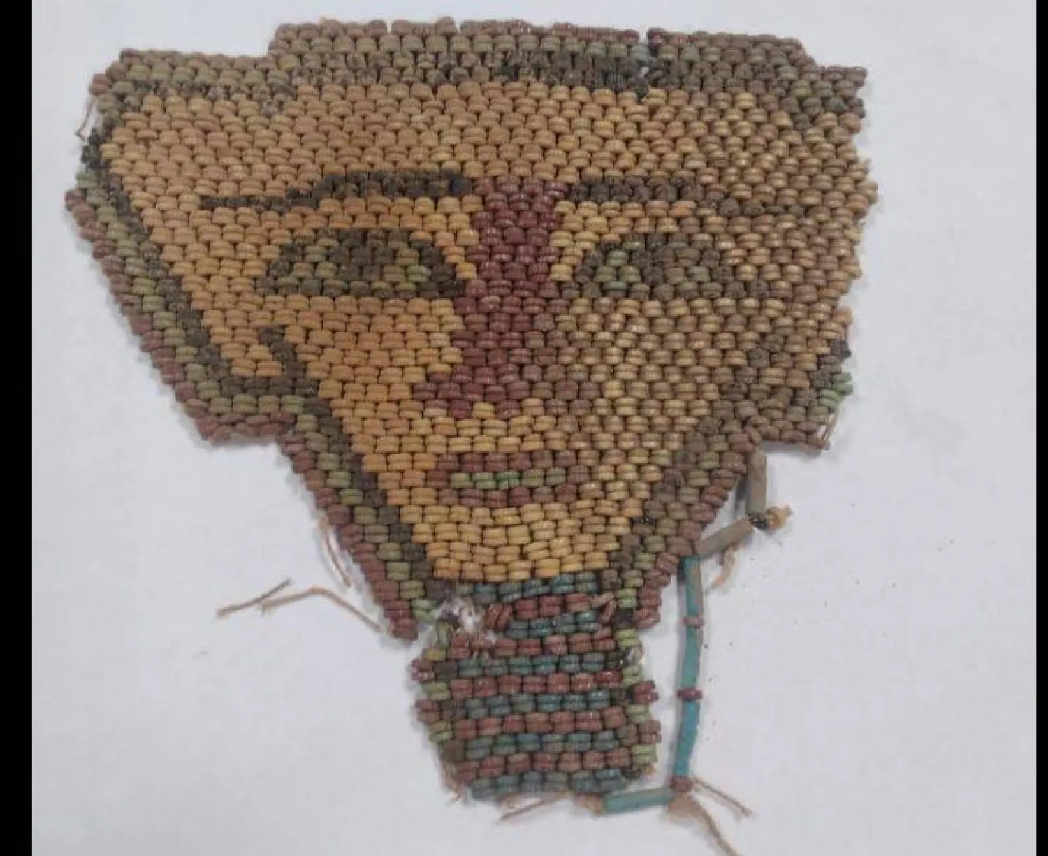 جزء من قناع ضمن الآثار المصرية المستردة (وزارة السياحة والآثار)