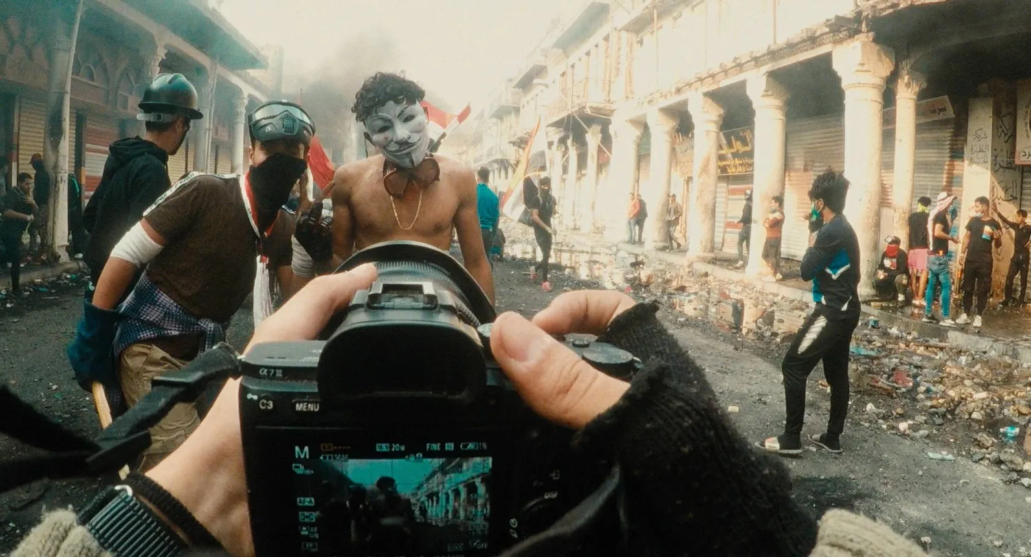 المخرجة استعانت بمشاهد أرشيفية من المظاهرات في العراق (الشرق الأوسط)