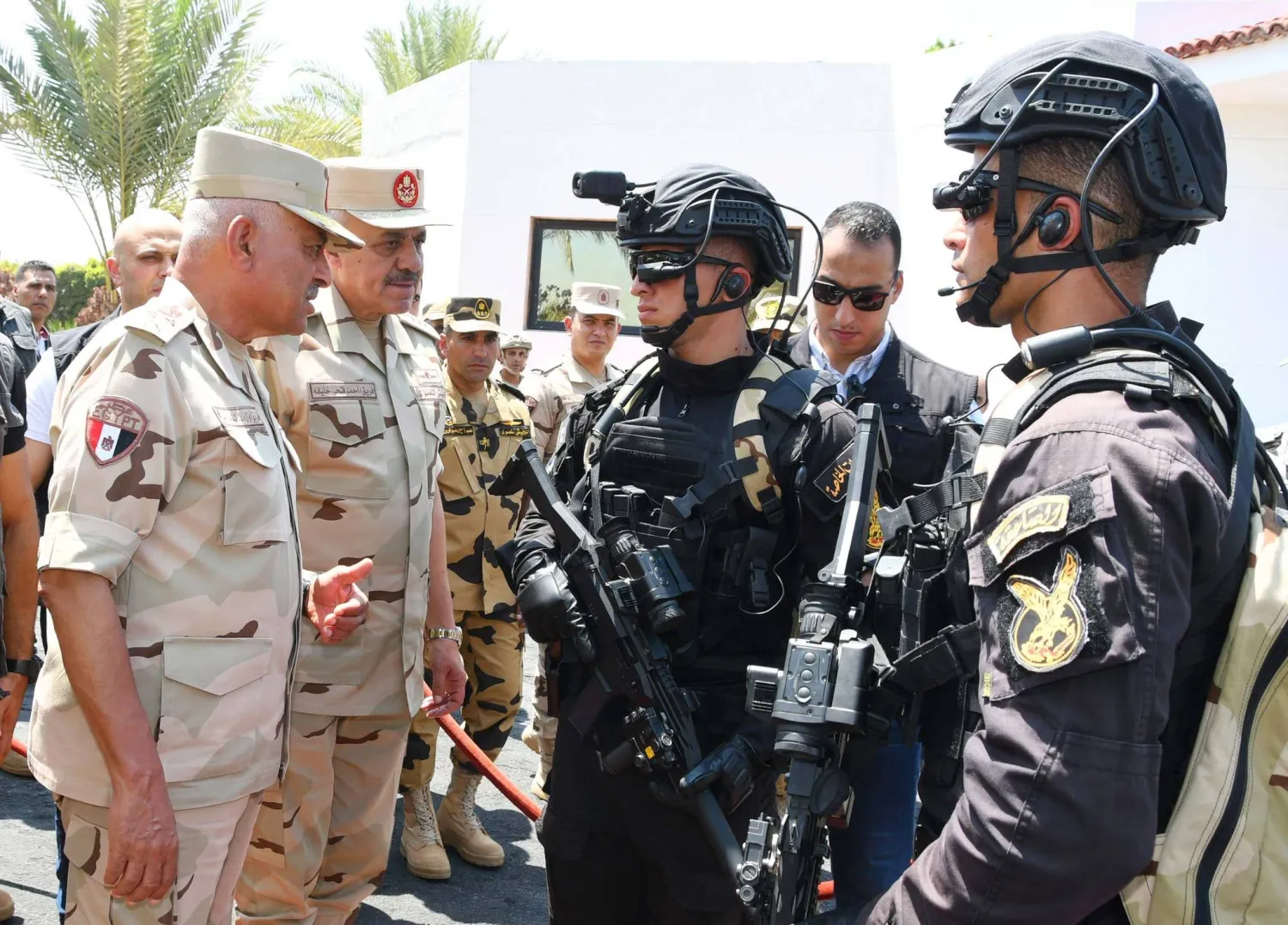 القائد العام للقوات المسلحة المصرية خلال لقاء مقاتلي القوات الخاصة من المظلات والصاعقة (المتحدث العسكري المصري)