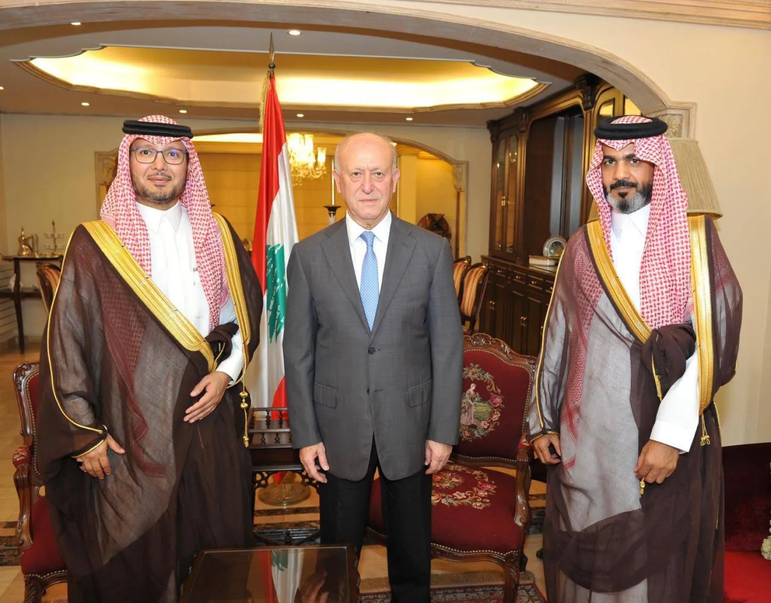 النائب أشرف ريفي يستقبل السفير السعودي لدى لبنان وليد بخاري في طرابلس بشمال لبنان (الشرق الأوسط)