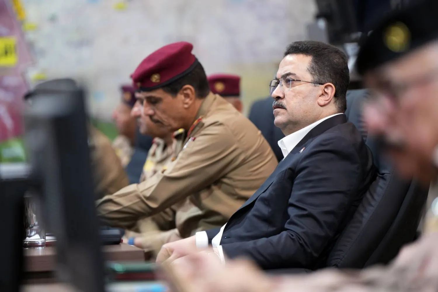 رئيس الحكومة العراقية محمد شياع السوداني خلال اجتماع مع قادة الجيش (إعلام حكومي)