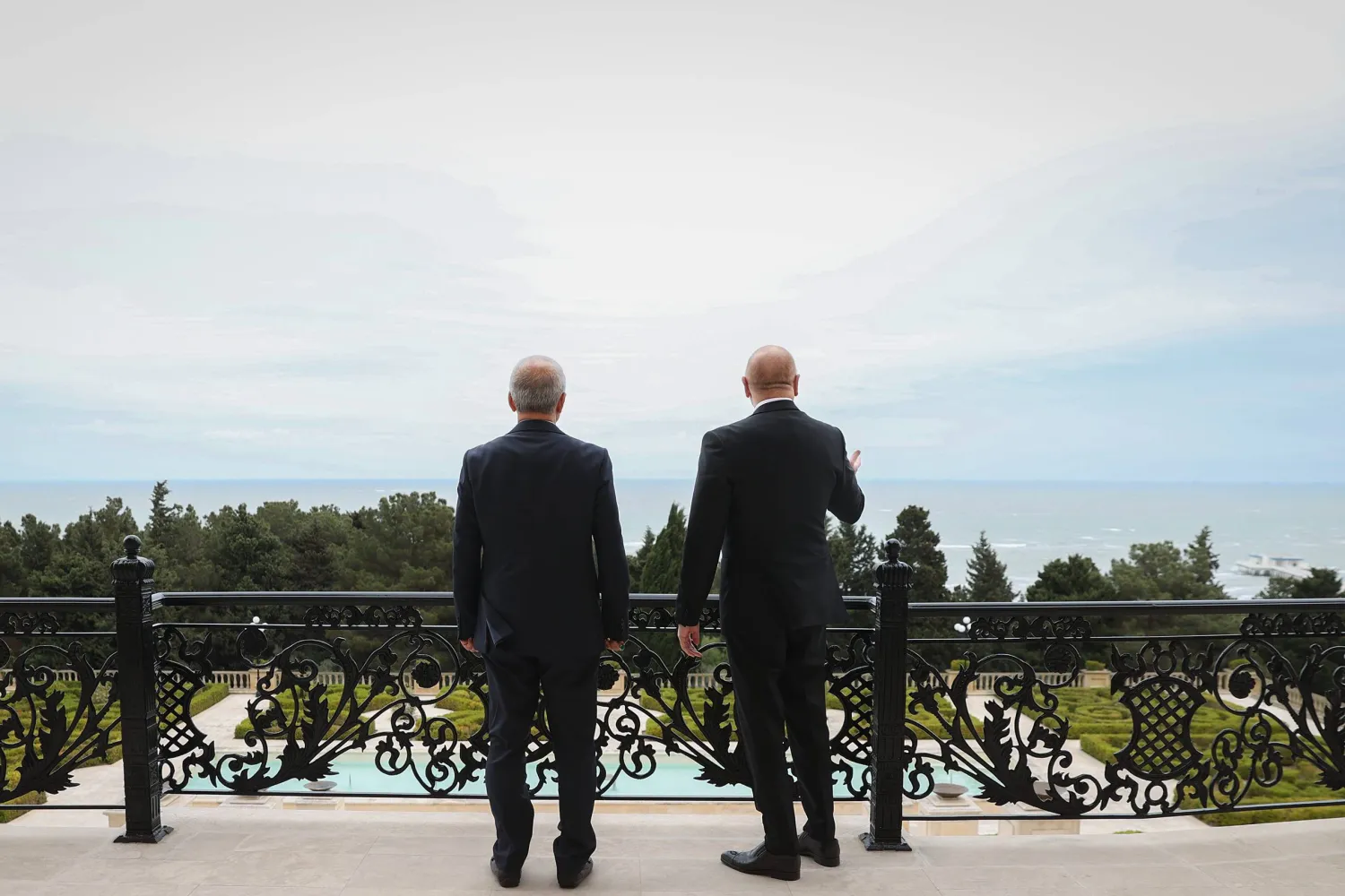 علييف وبزشكيان يقفان فوق هضبة في باكو تطل على بحر قزوين خلال أبريل الماضي (الرئاسة الإيرانية)