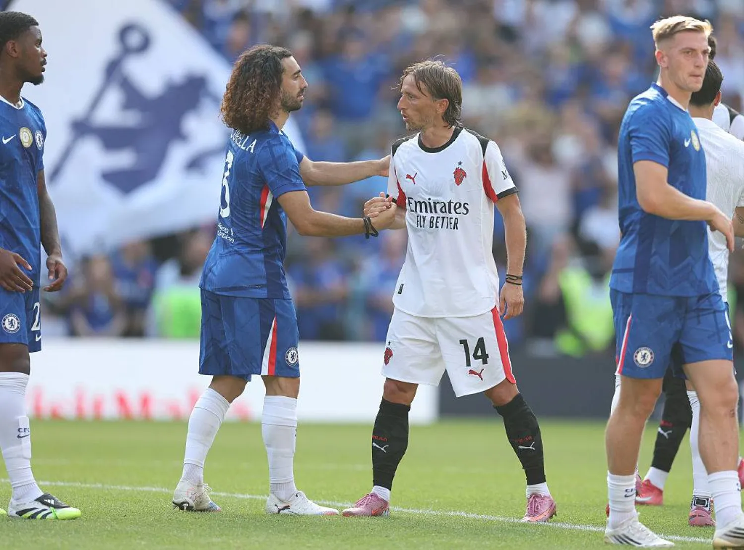 كوكوريلا لاعب تشيلسي يصافح لوكا مودريتش لاعب ميلان الجديد بعد المباراة الودية (وسائل إعلام بريطانية)