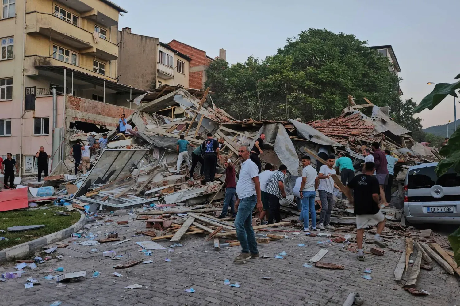 Deprem sonucu yıkılan bir bina (AP)