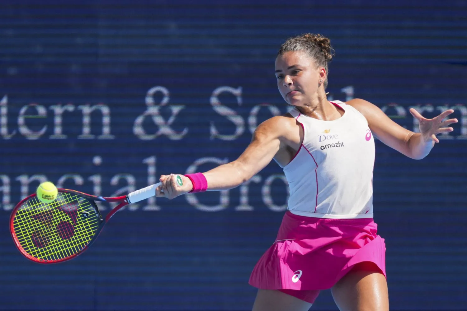 نجمة التنس الإيطالية ياسمين باوليني (رويترز)