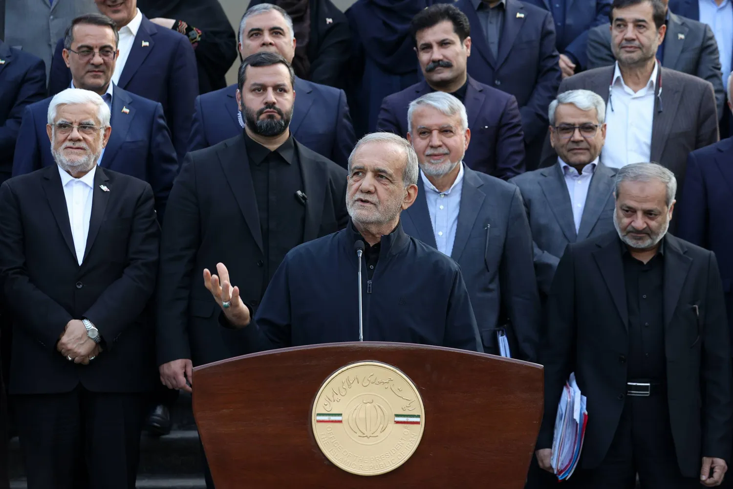 بزشكيان يتحدث خلال مؤتمر صحافي على هامش اجتماع الحكومة اليوم (الرئاسة الإيرانية)