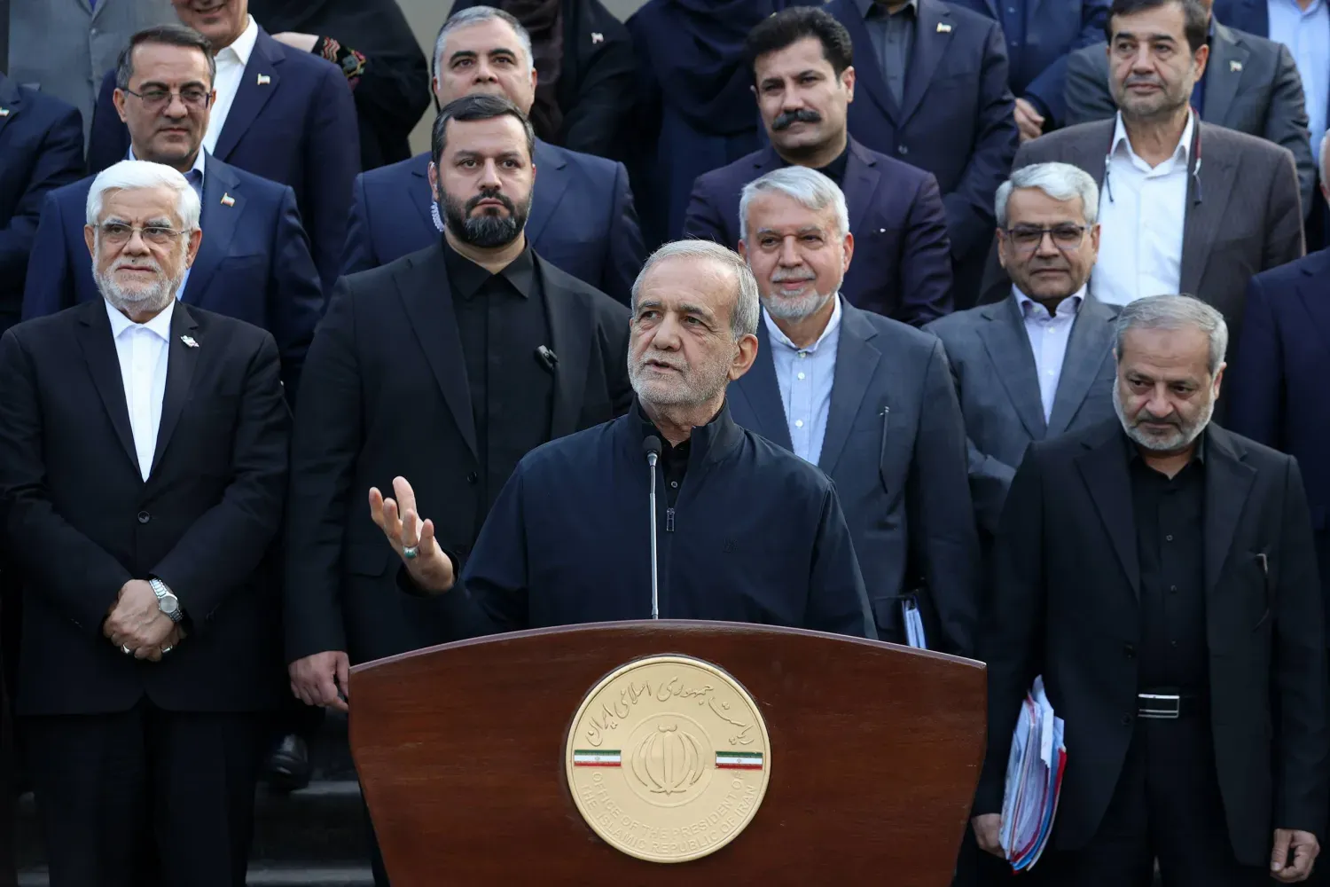 Cumhurbaşkanı Pezeşkiyan, dün kabine toplantısının ardından düzenlenen basın toplantısında gazetecilere konuşurken (İran Cumhurbaşkanlığı)