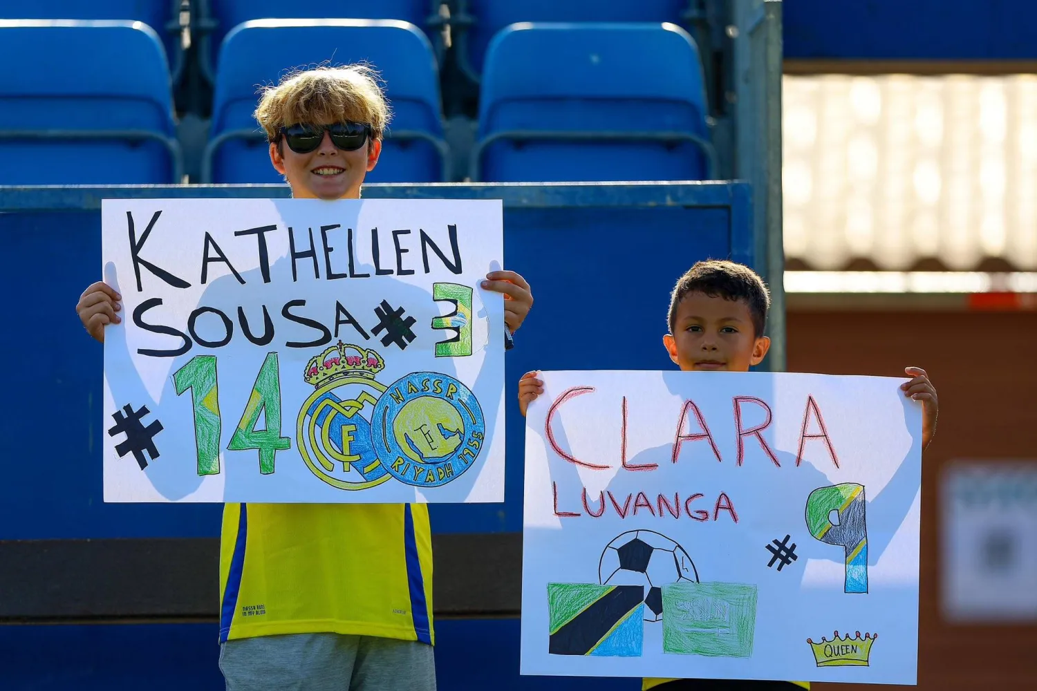 أطفال لدى حضورهم ودية سيدات النصر في ماربيا (موقع النادي)