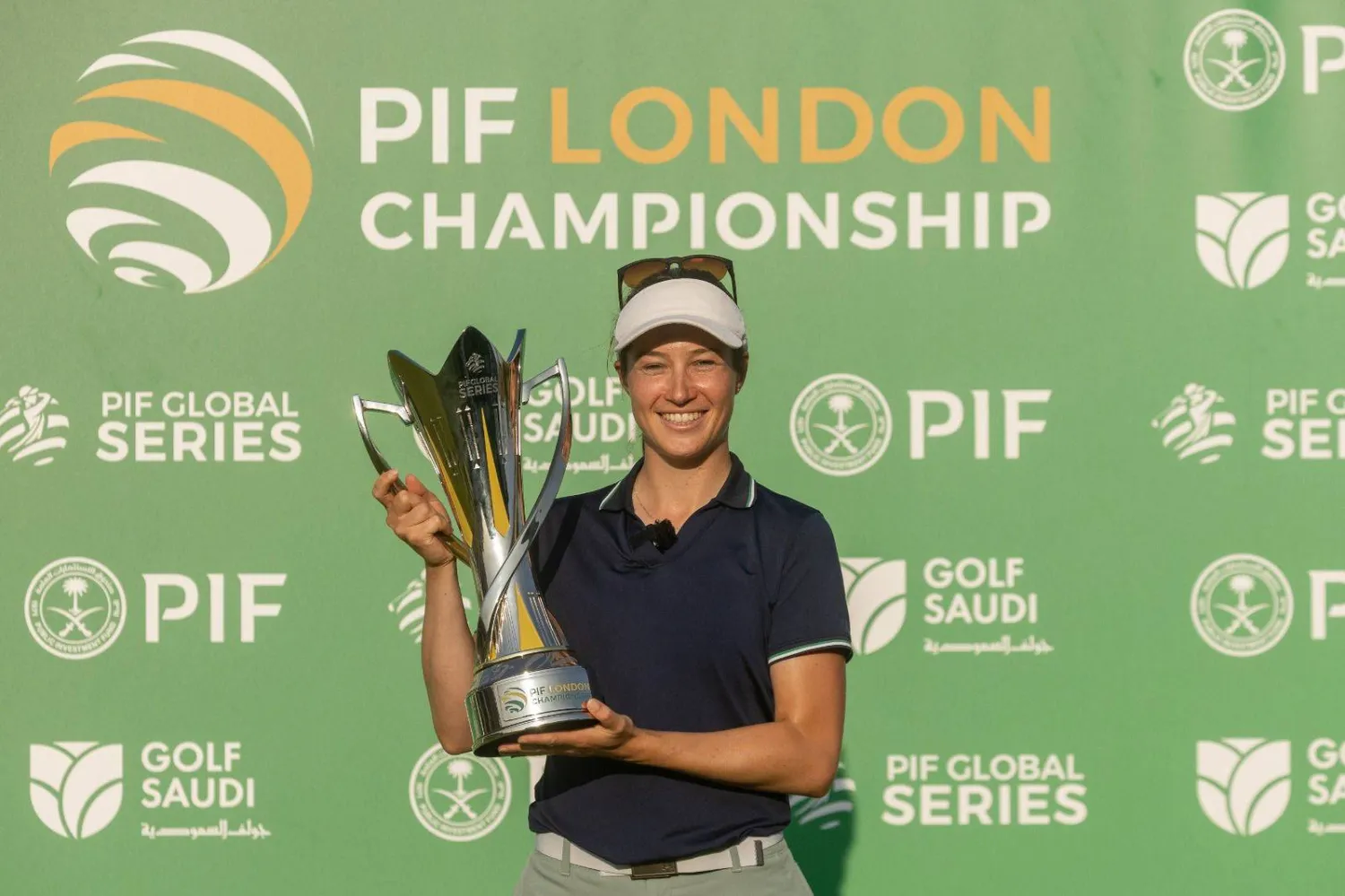 لورا لحظة تتويجها باللقب (الشرق الأوسط)