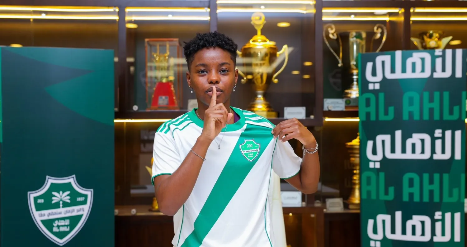 فدوى خالد بعد توقيع عقد التجديد (النادي الأهلي)