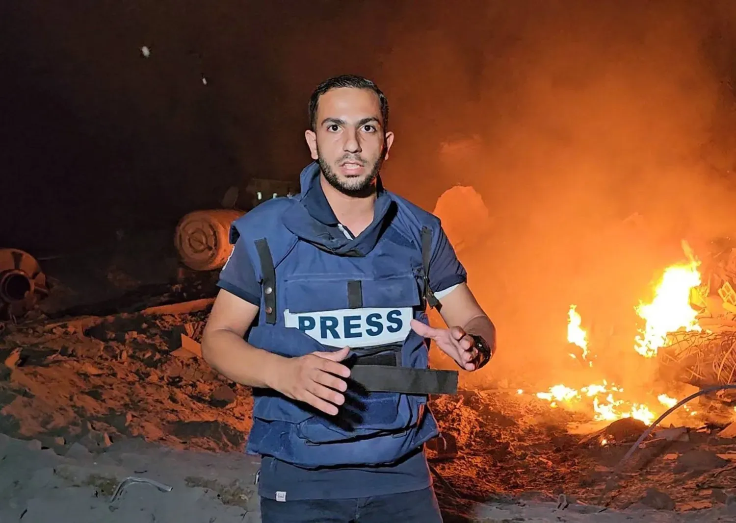 Enes eş-Şerif’in İsrail tarafından Gazze Şeridi'nin kuzeyine düzenlenen bombardımanı haber yaparken çekilmiş bir fotoğrafı (Al Jazeera)