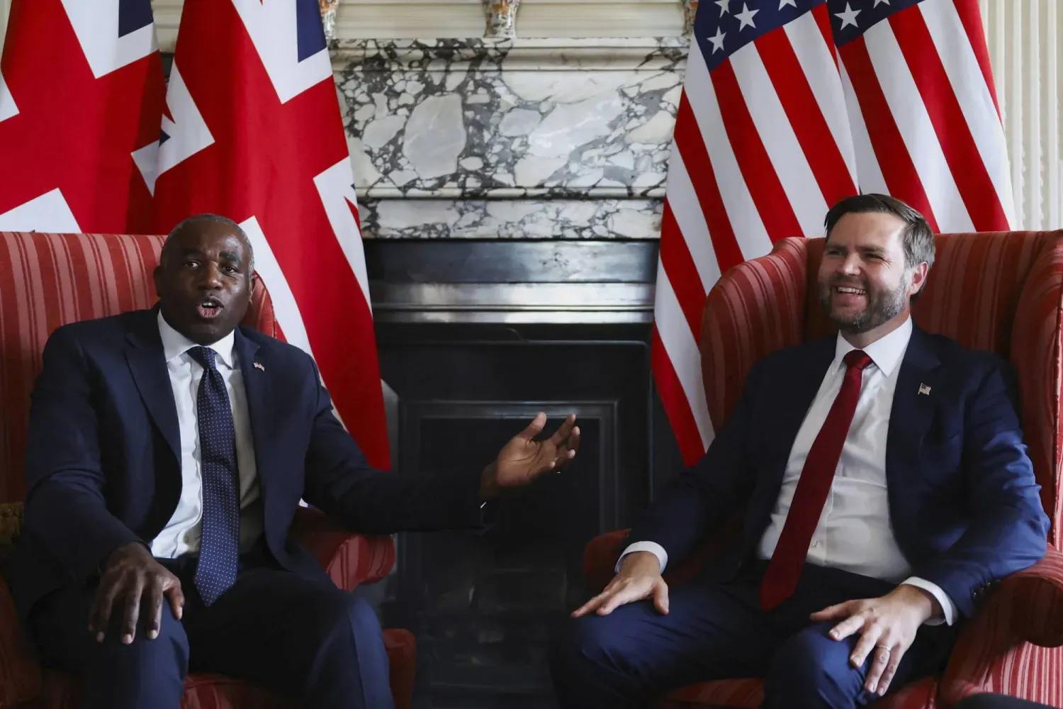 İngiltere Dışişleri Bakanı David Lammy ve ABD Başkan Yardımcısı J.D. Vance, Londra'nın güneydoğusundaki Kent'teki Chevening House'da bir araya geldi (AP)