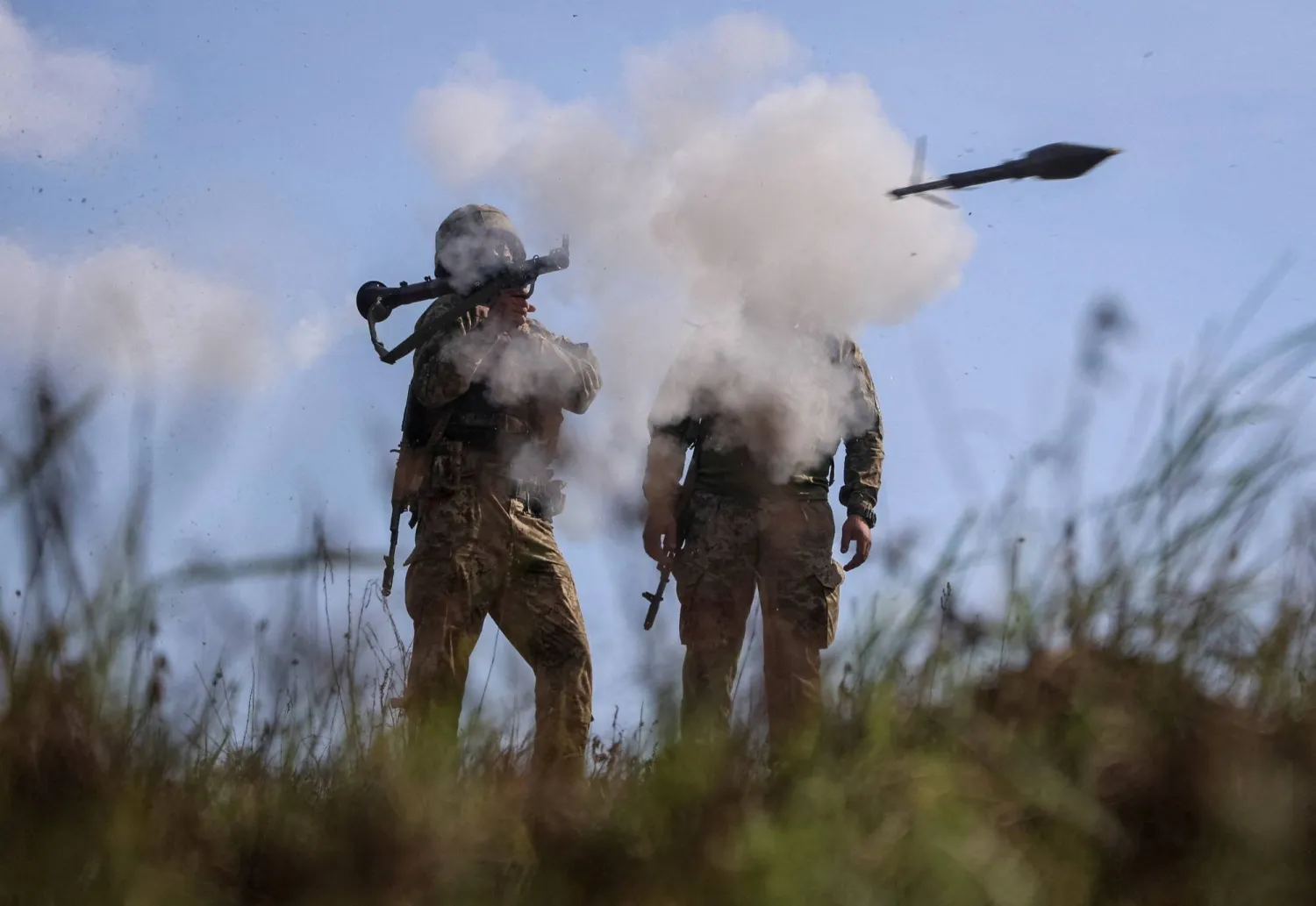 Servicemen of the 115th Separate Mechanized Brigade of the Ukrainian Armed Forces use an RPG-7 grenade launcher during a training between combat missions at a training ground, amid Russia's attack on Ukraine, in Kharkiv region, Ukraine August 8, 2025. REUTERS/Oleksandr Ratushniak