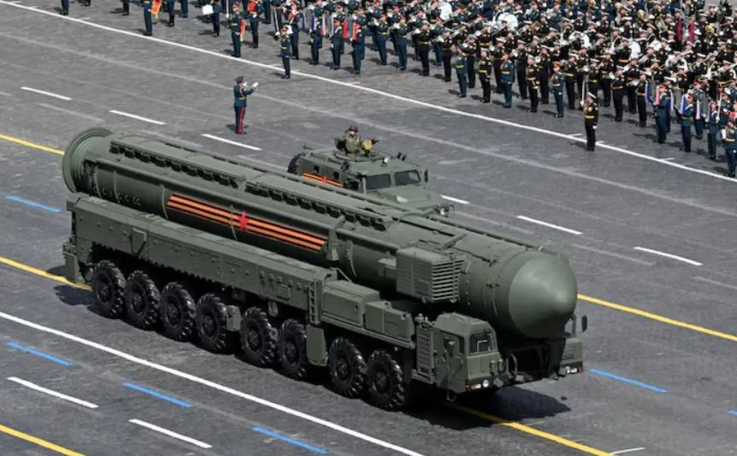 صاروخ روسي خلال عرض عسكري في موسكو (أرشيفية - رويترز)