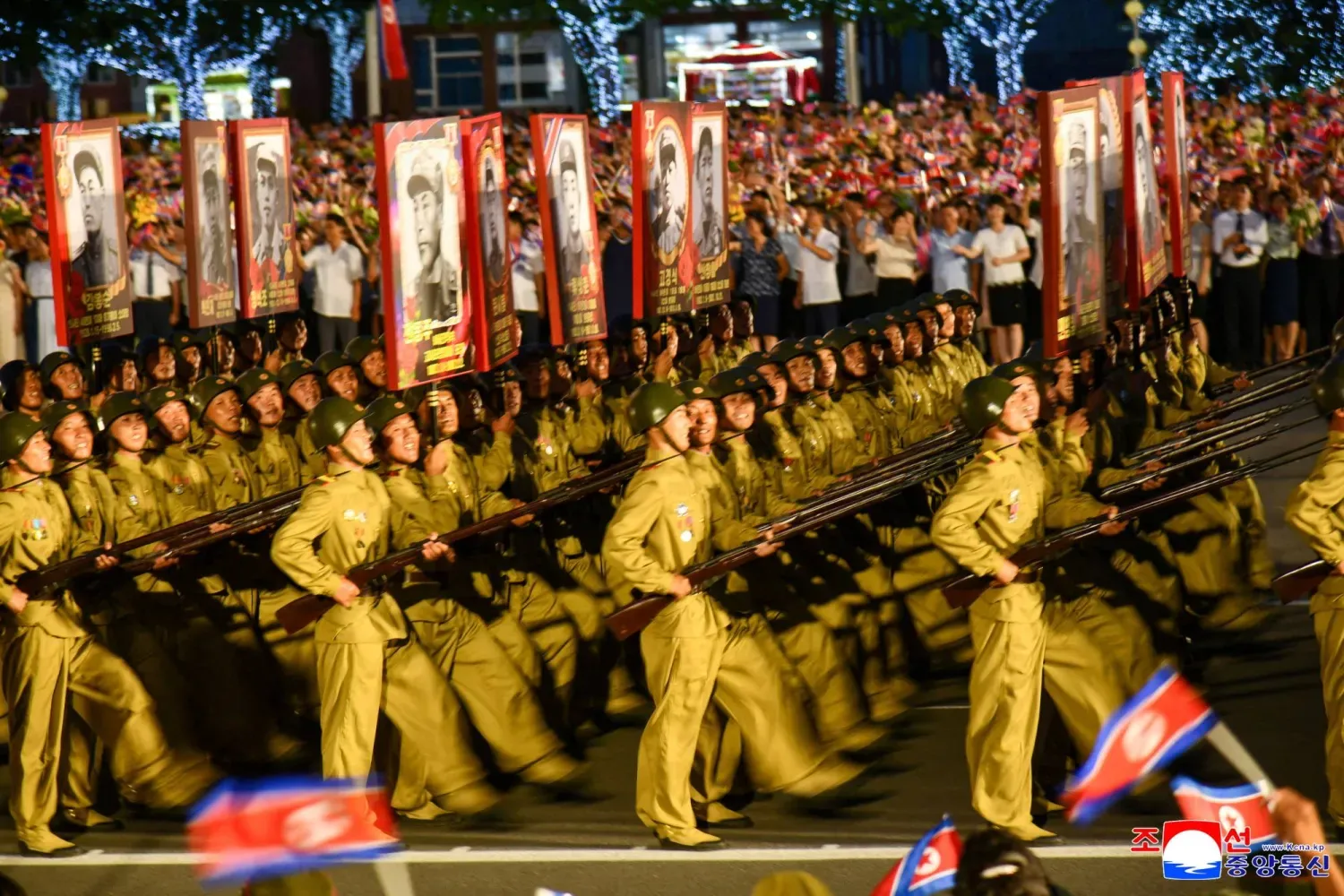 Askerler, temmuz ayında Pyongyang'da düzenlenen askeri geçit töreninde (Arşiv-Reuters)