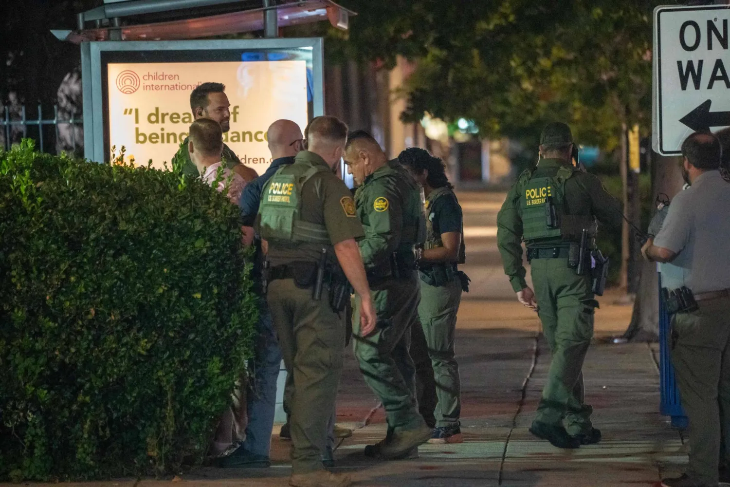 عناصر من الشرطة الفيدرالية تقوم باعتقال رجل في العاصمة واشنطن أمس (أ.ف.ب)