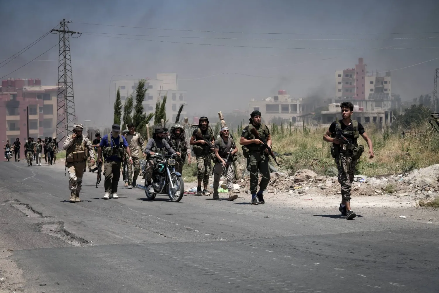 مقاتلون من البدو والعشائر في مدينة السويداء يوليو الماضي (د.ب.أ)