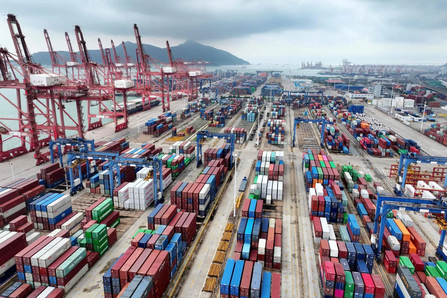 آلاف الحاويات المعدة للتصدير في ميناء ليانينغانغ شرق الصين (أ.ف.ب)