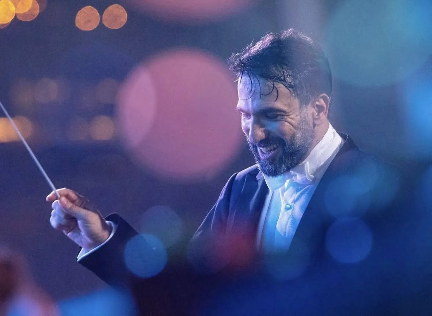 المايسترو لبنان بعلبكي قائد الأوركسترا الفلهارمونية اللبنانية (صور الفنان)